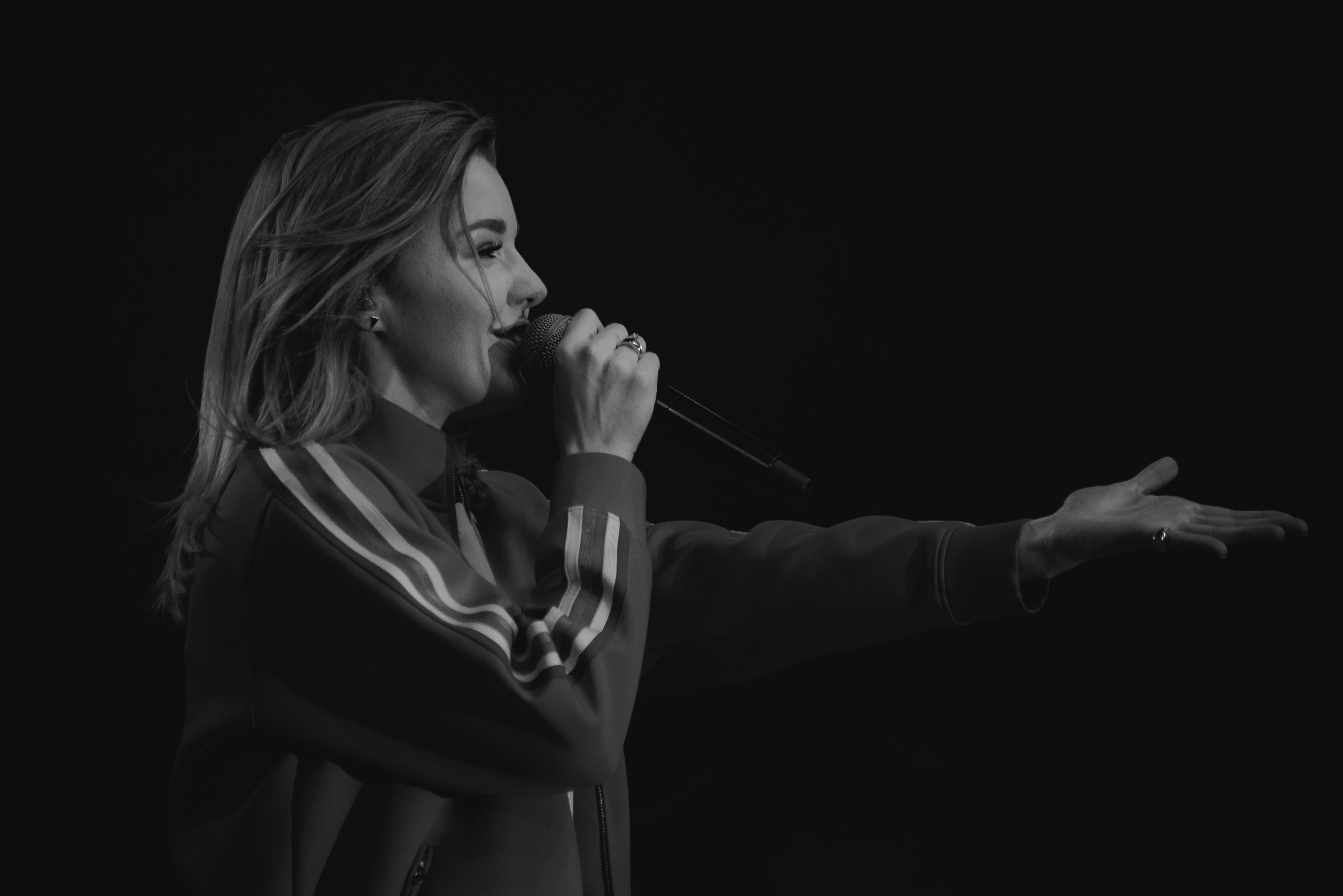 Юлианна Караулова протягивает руку залу на концерте