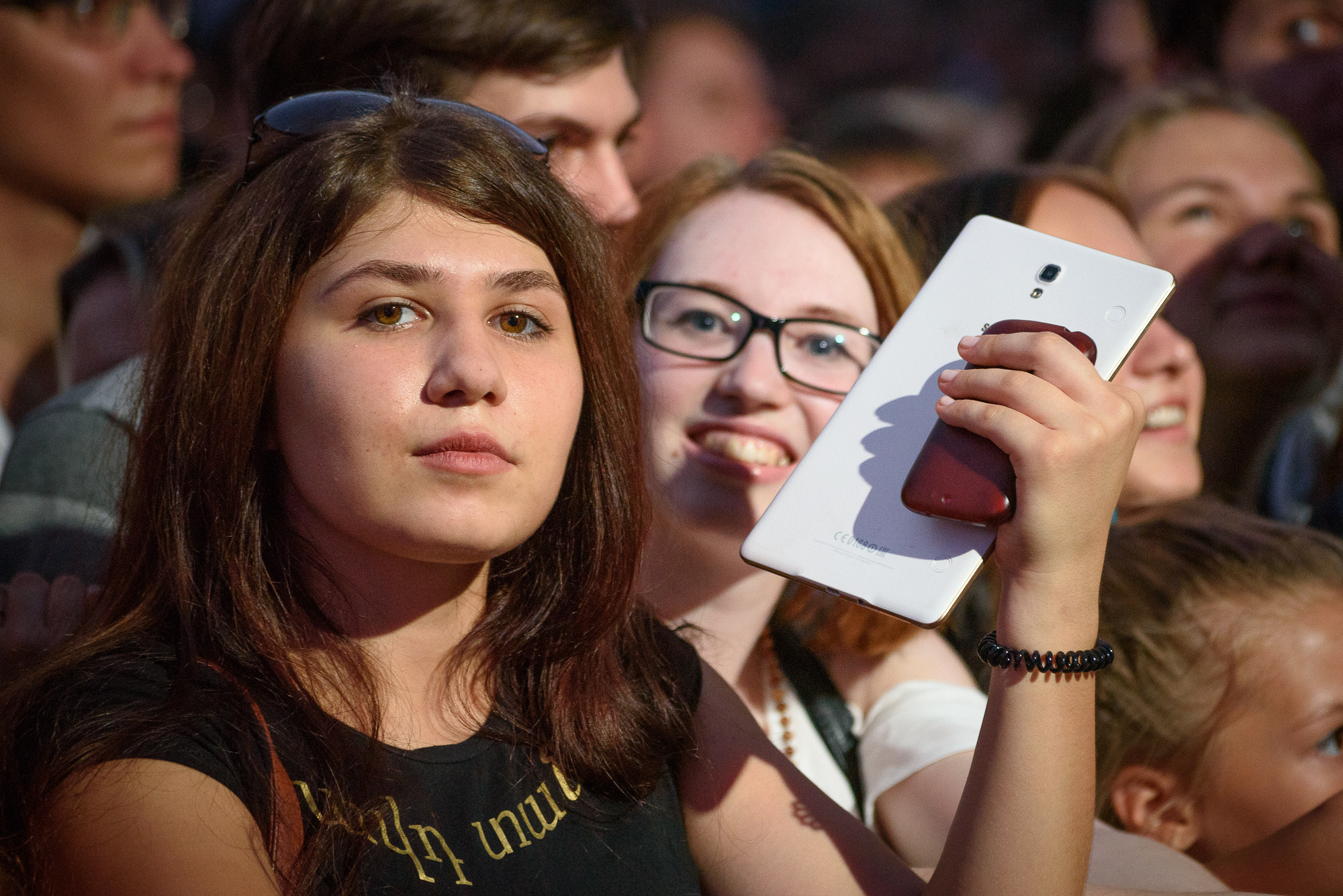 Девушки-фанатки на концерте группы Би-2