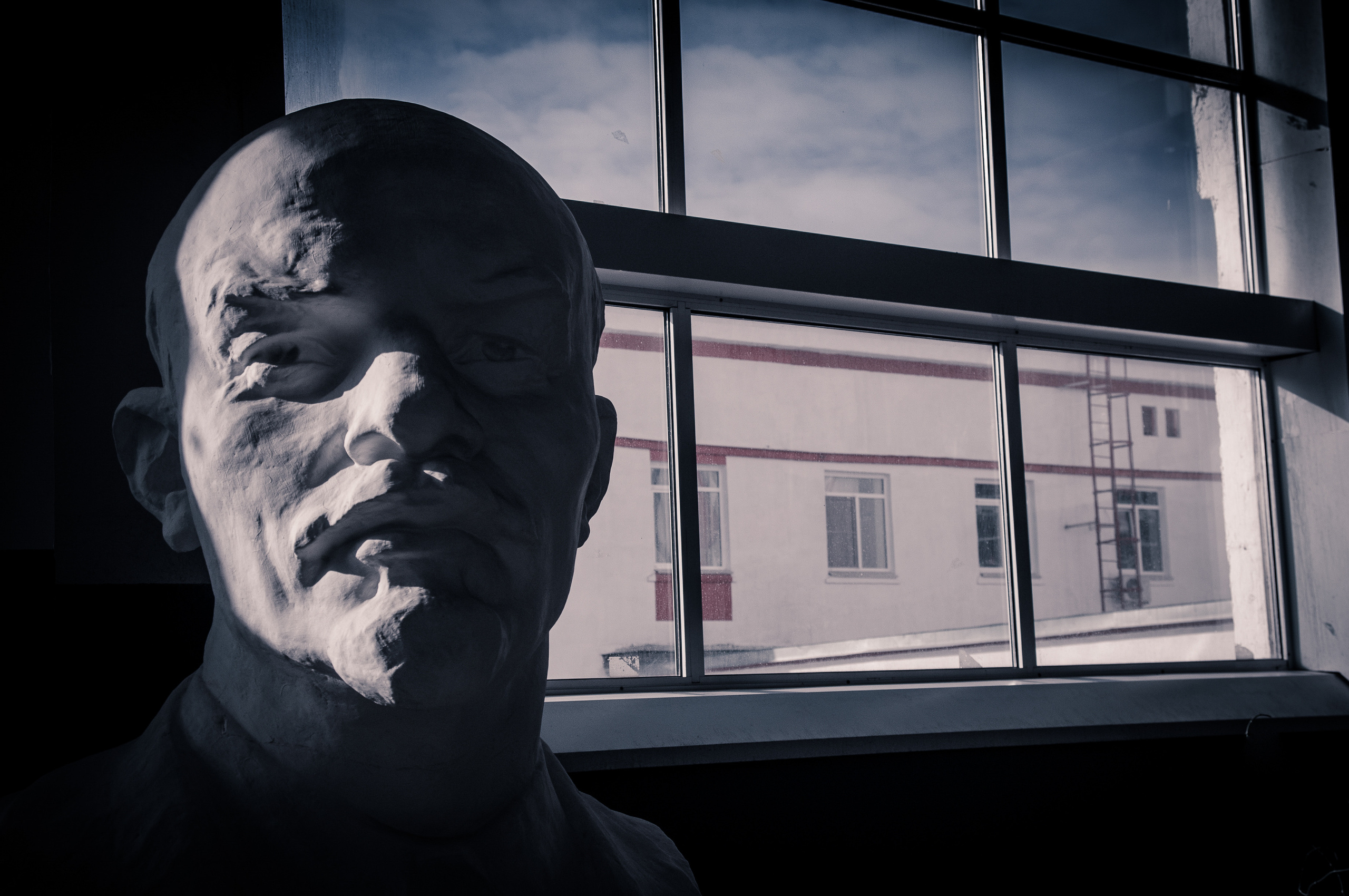 Бюст Ленина в тени у окна