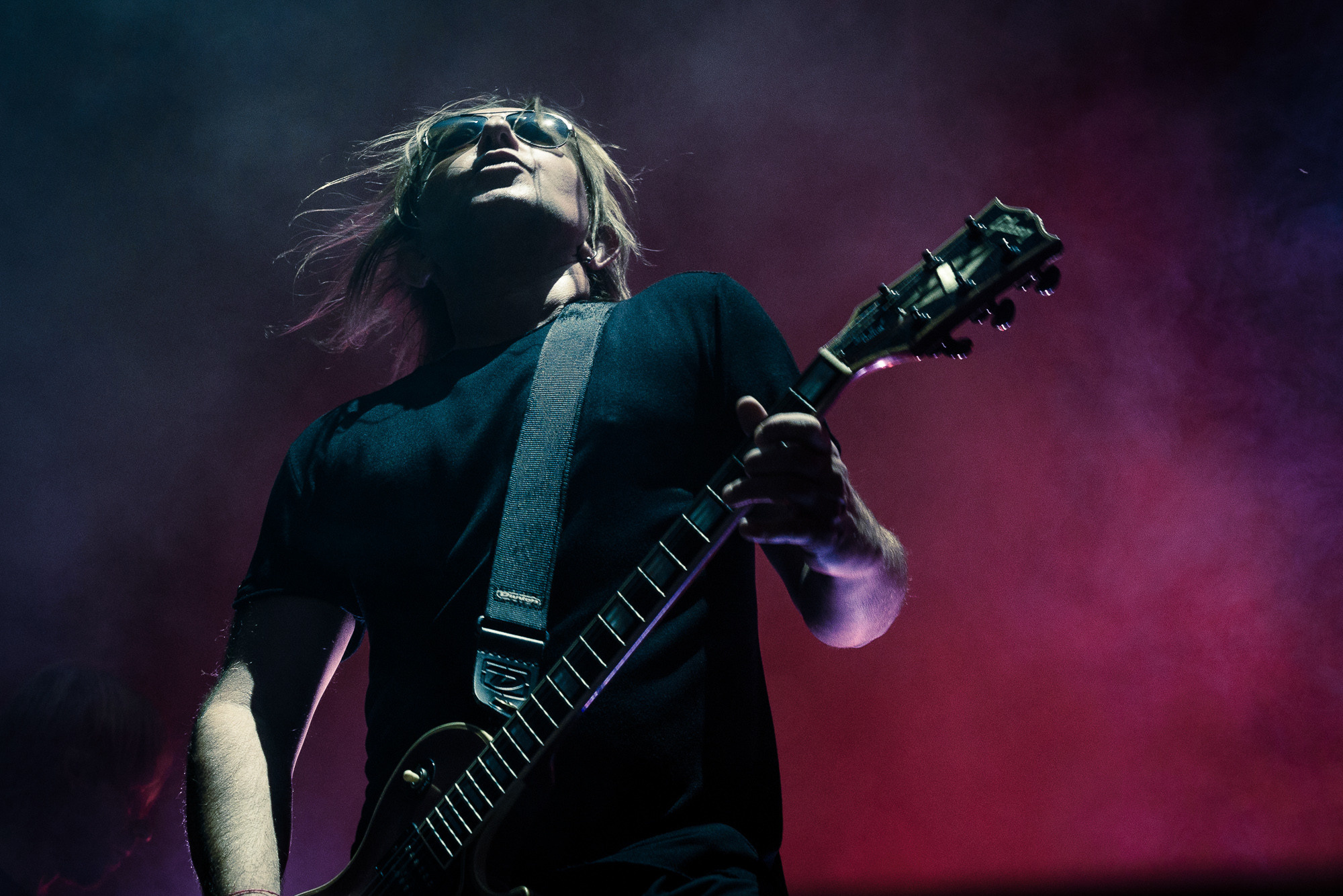 Шура Би-2 с гитарой и в тёмных очках