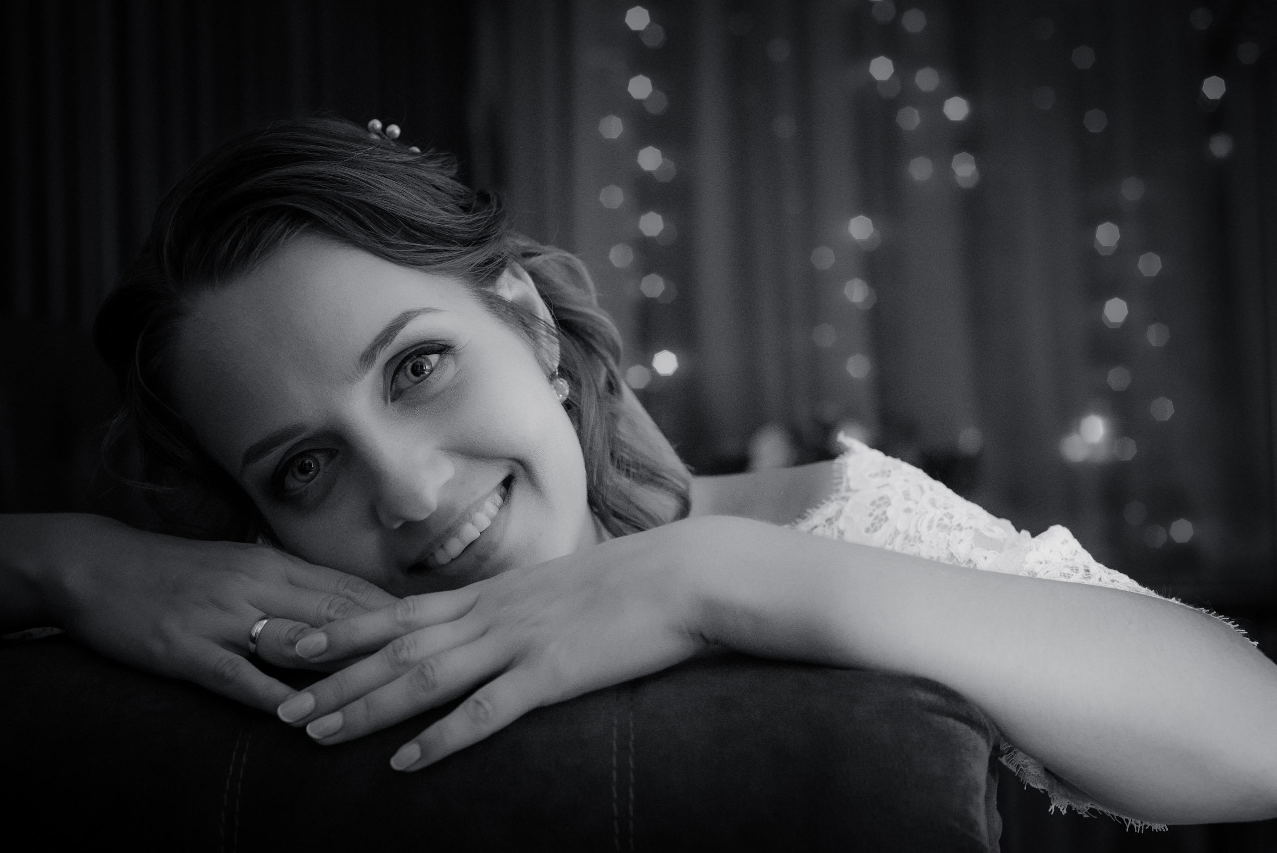 Невеста улыбается сидя на диване