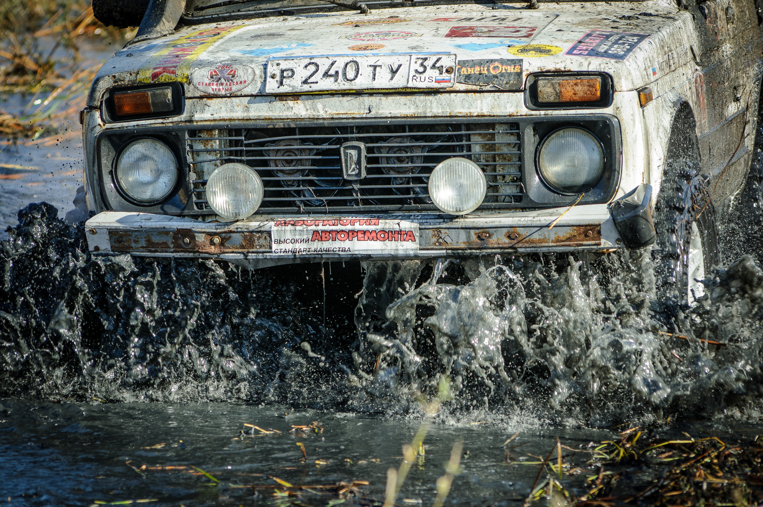 Вода вырывается из-под колёс автомобиля Нива, который едет по озеру. "Генералы песчаных карьеров"