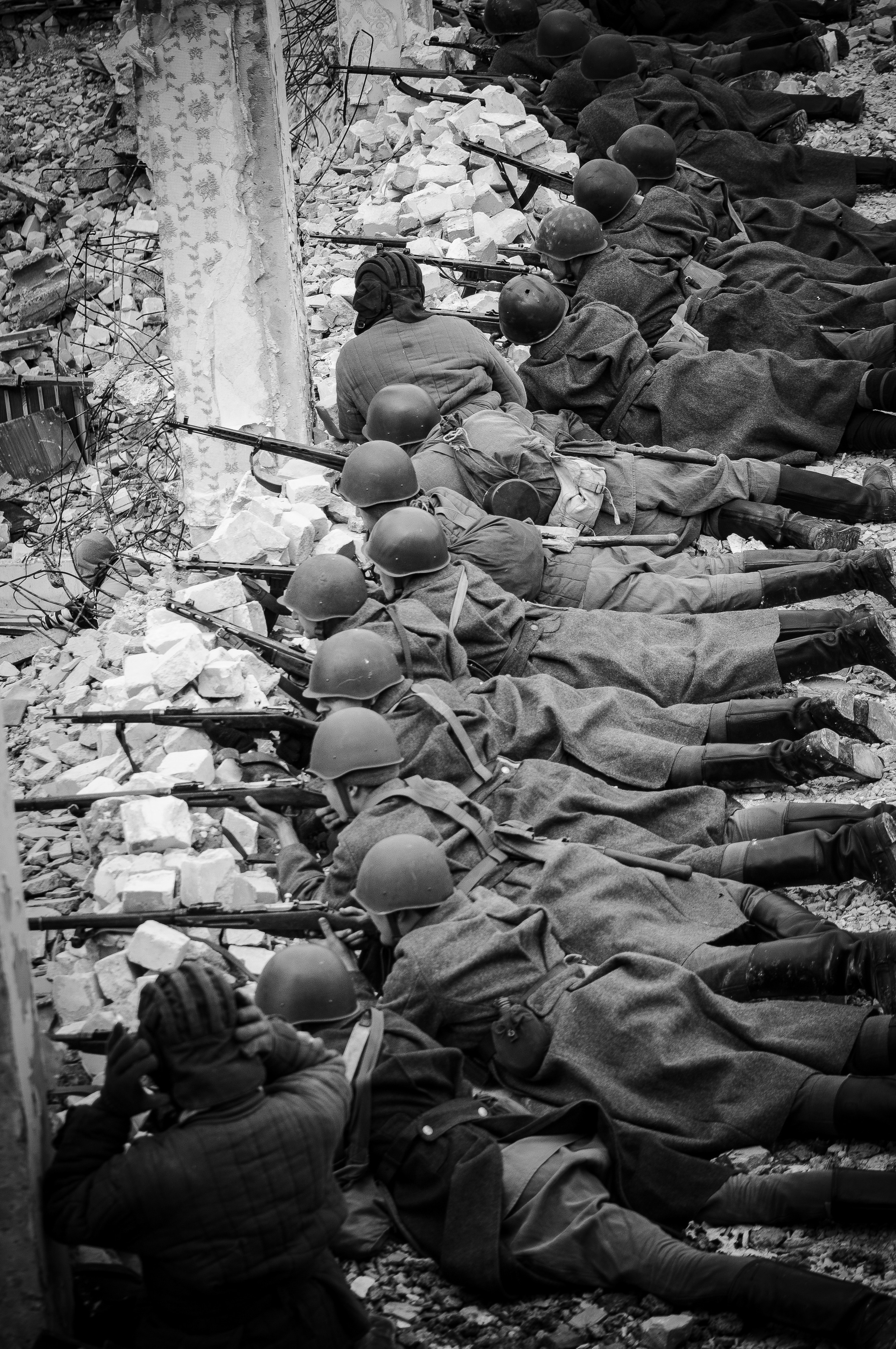Ряд советских солдат лежащих на земле в ожидании атаки
