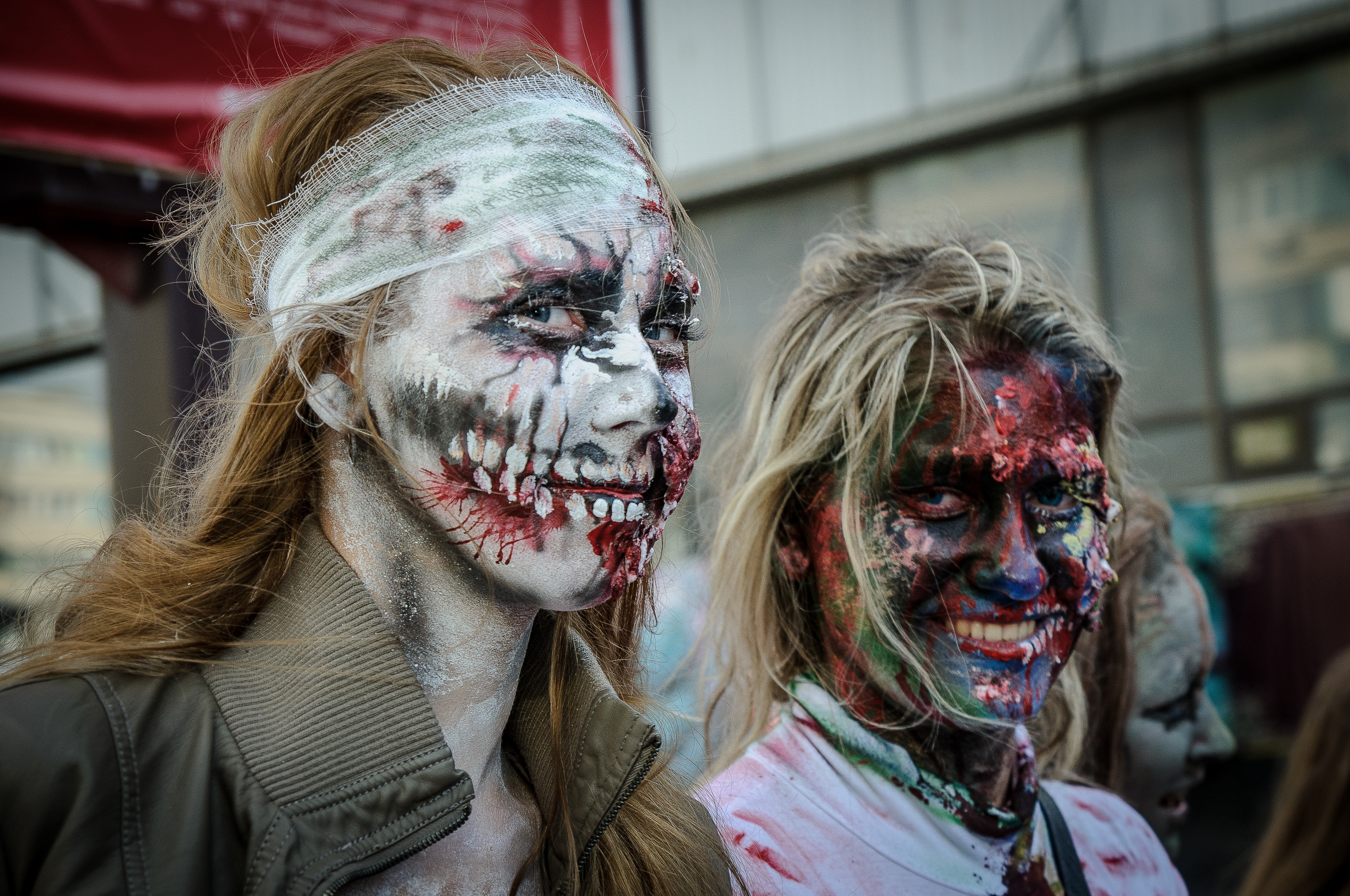 Две девушки-зомби в гриме смотрят в камеру