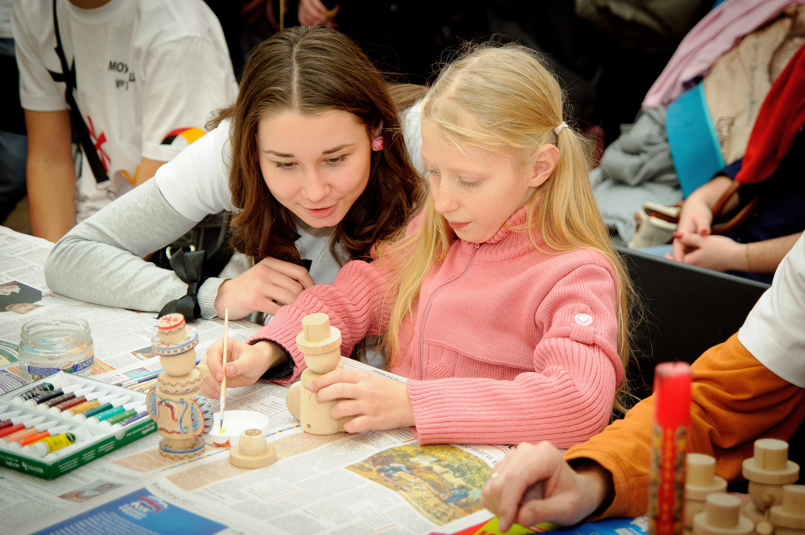 Педагог помогает ребёнку раскрасить фигурку красками