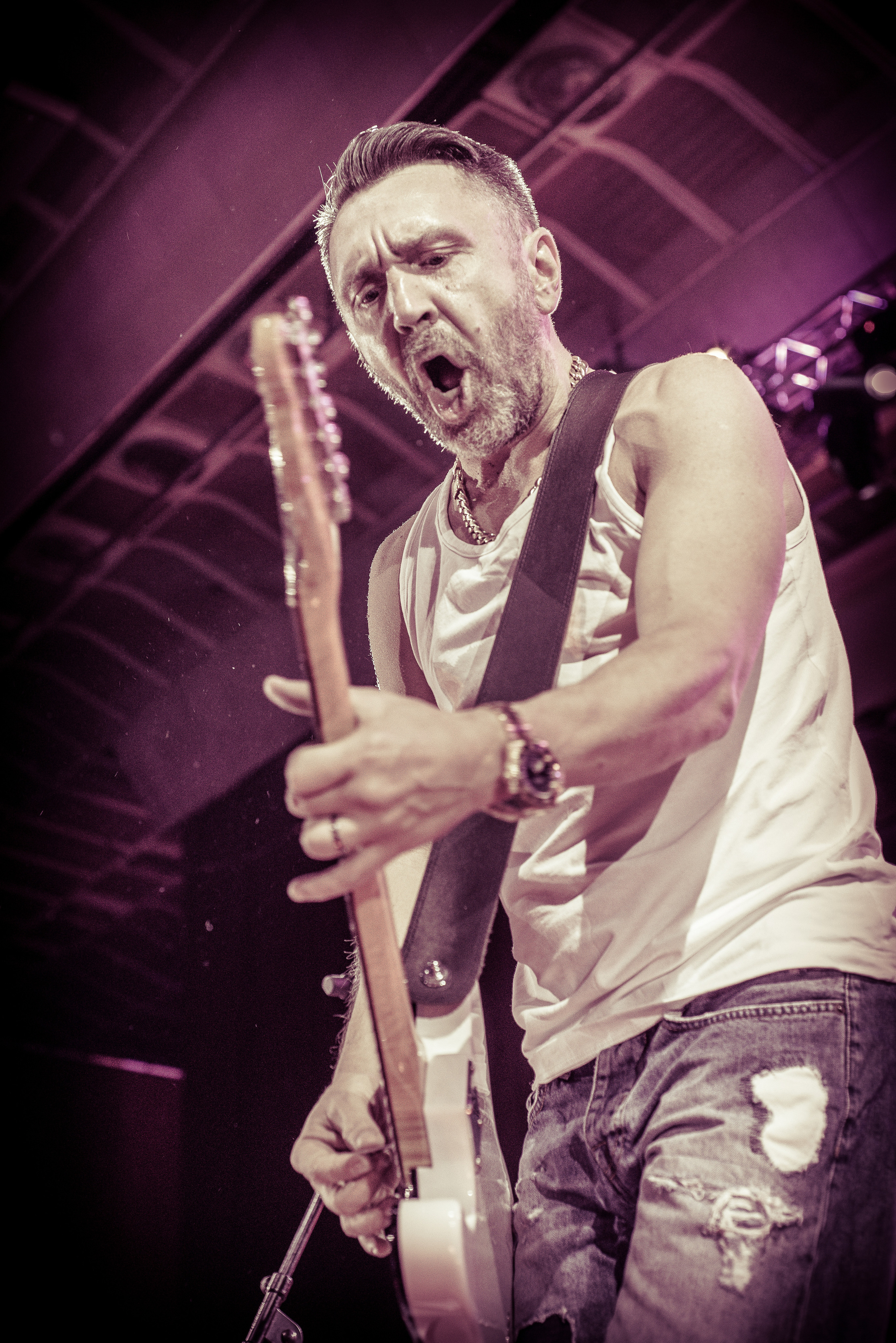 Сергей Шнуров играет на гитаре