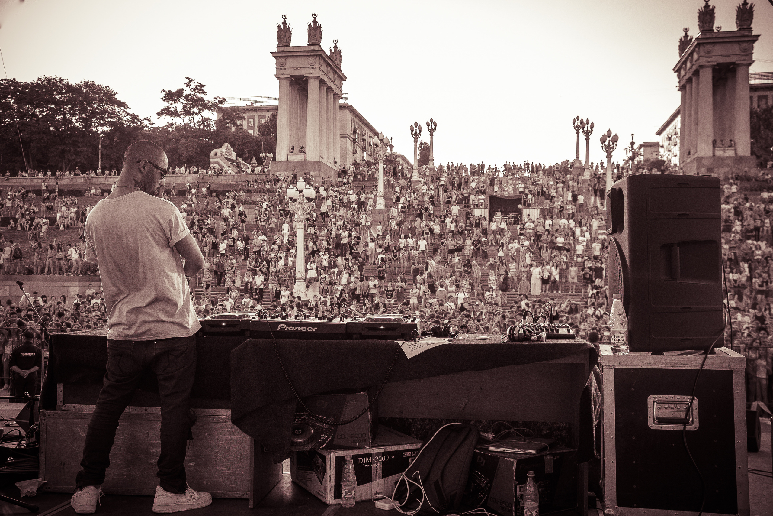 Диджей на концерте на набережной Волгограда 