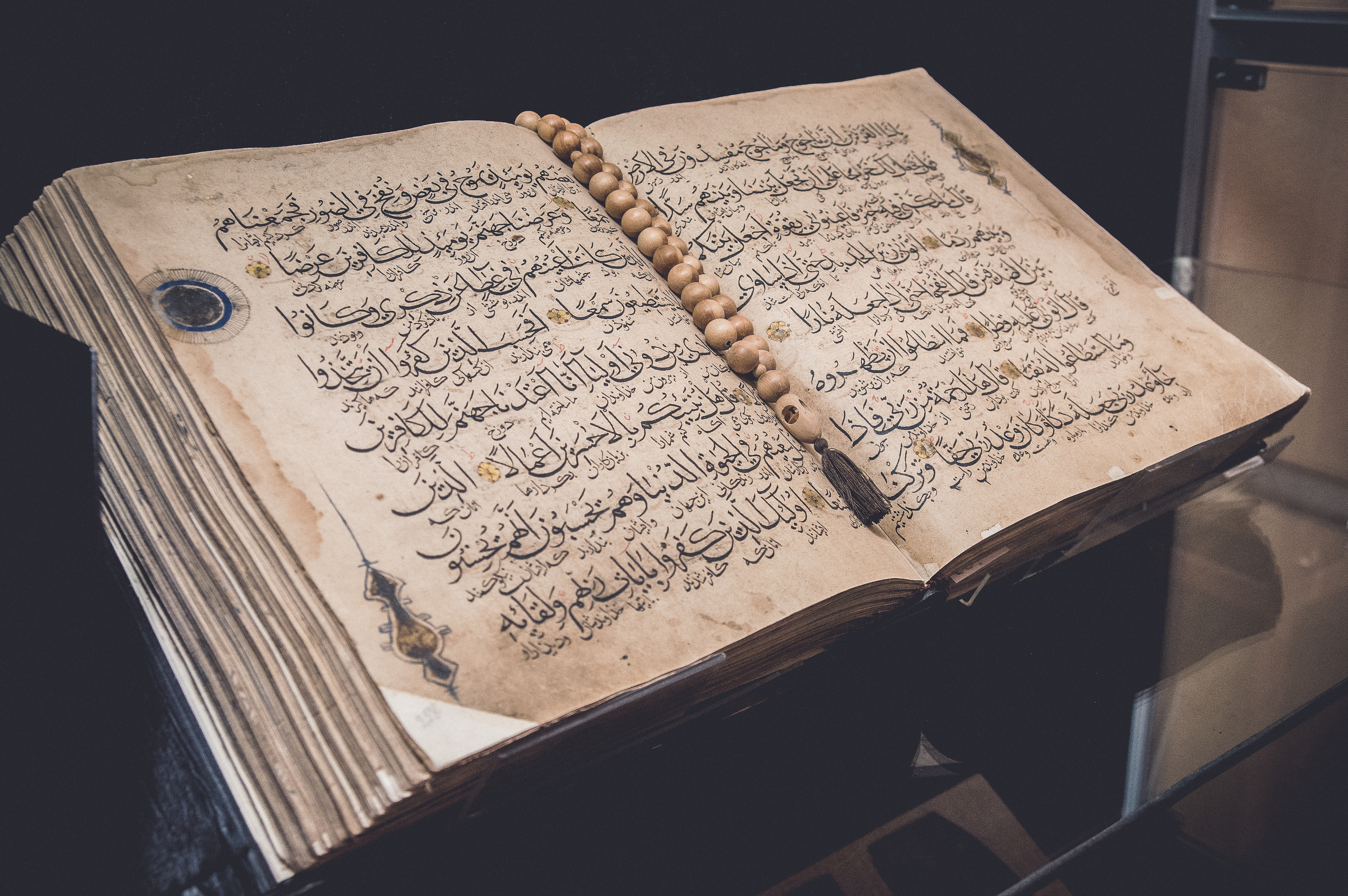 Коран с чётками между страниц