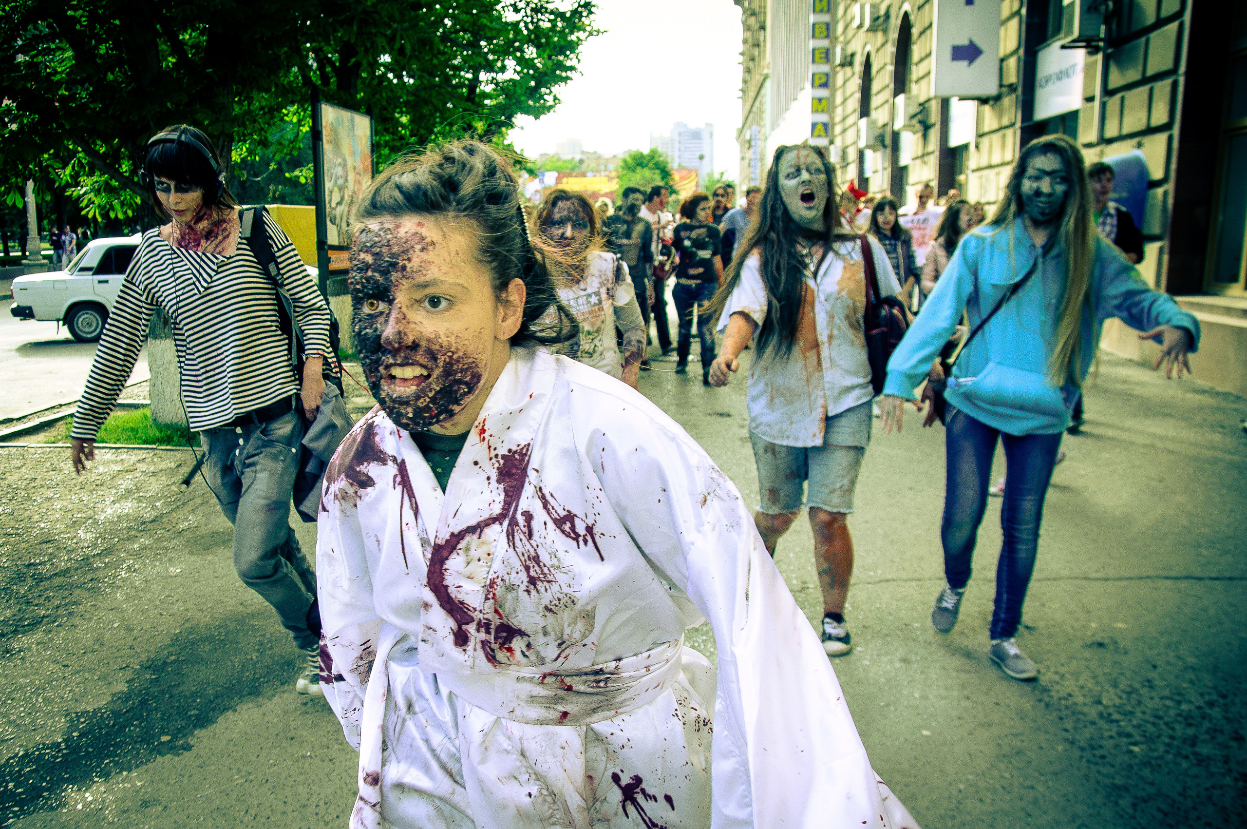 Девушка-зомби в белом кимоно идёт по улице