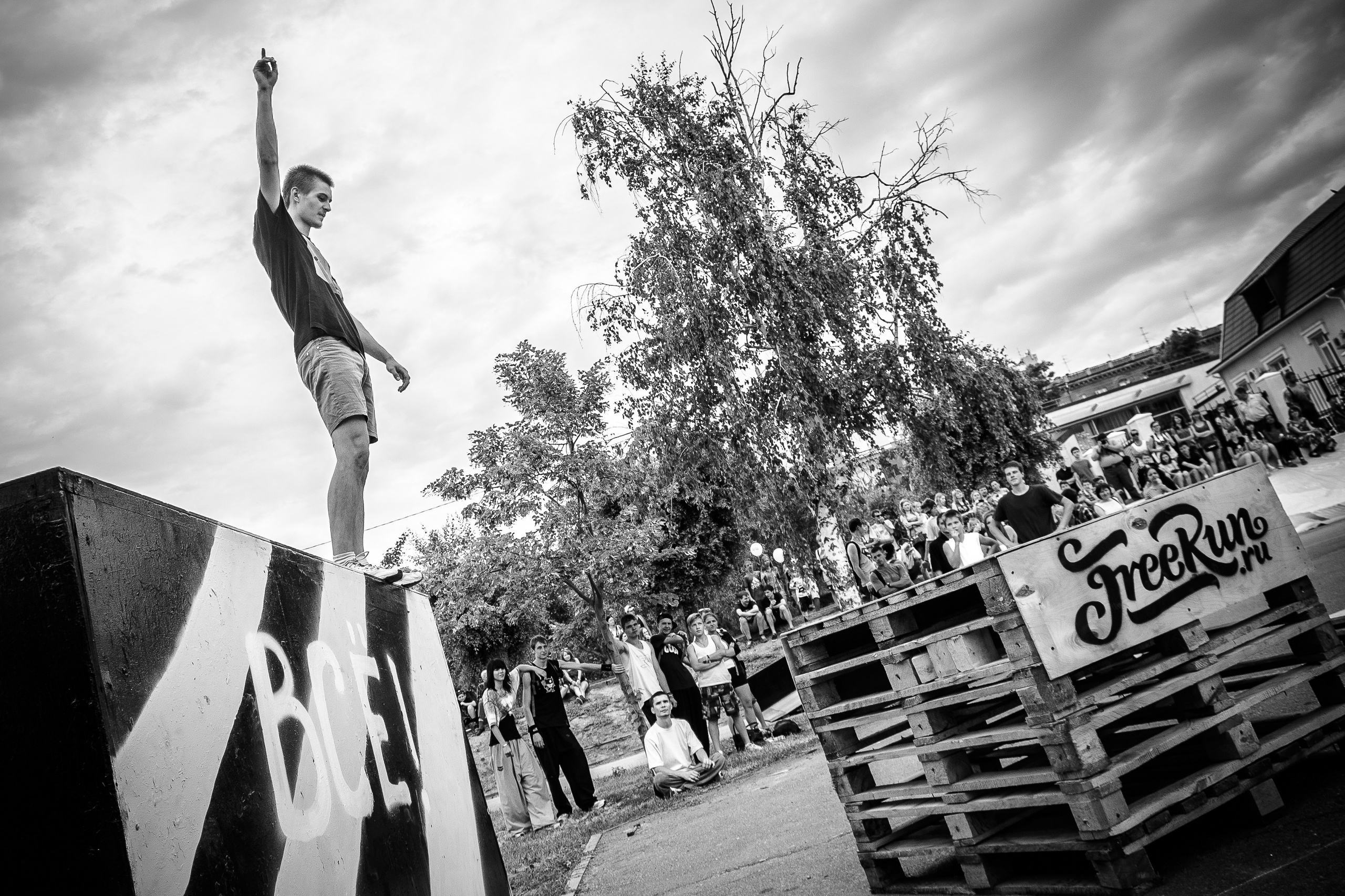 Паркурист готовится к прыжку