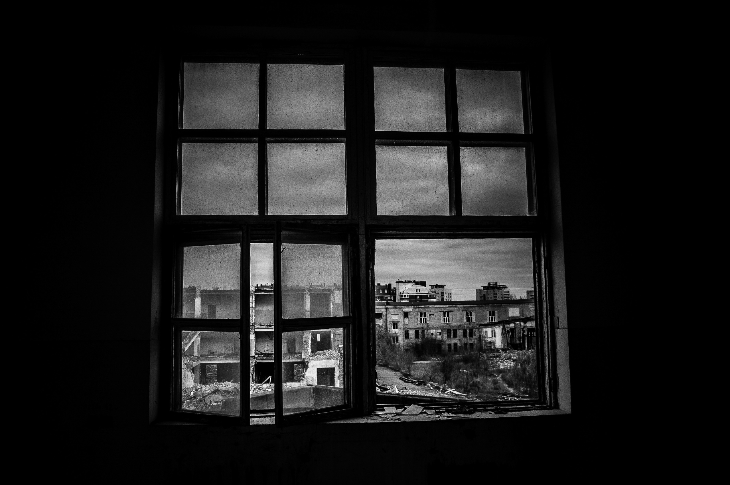 Вид из окна на разрушенный город