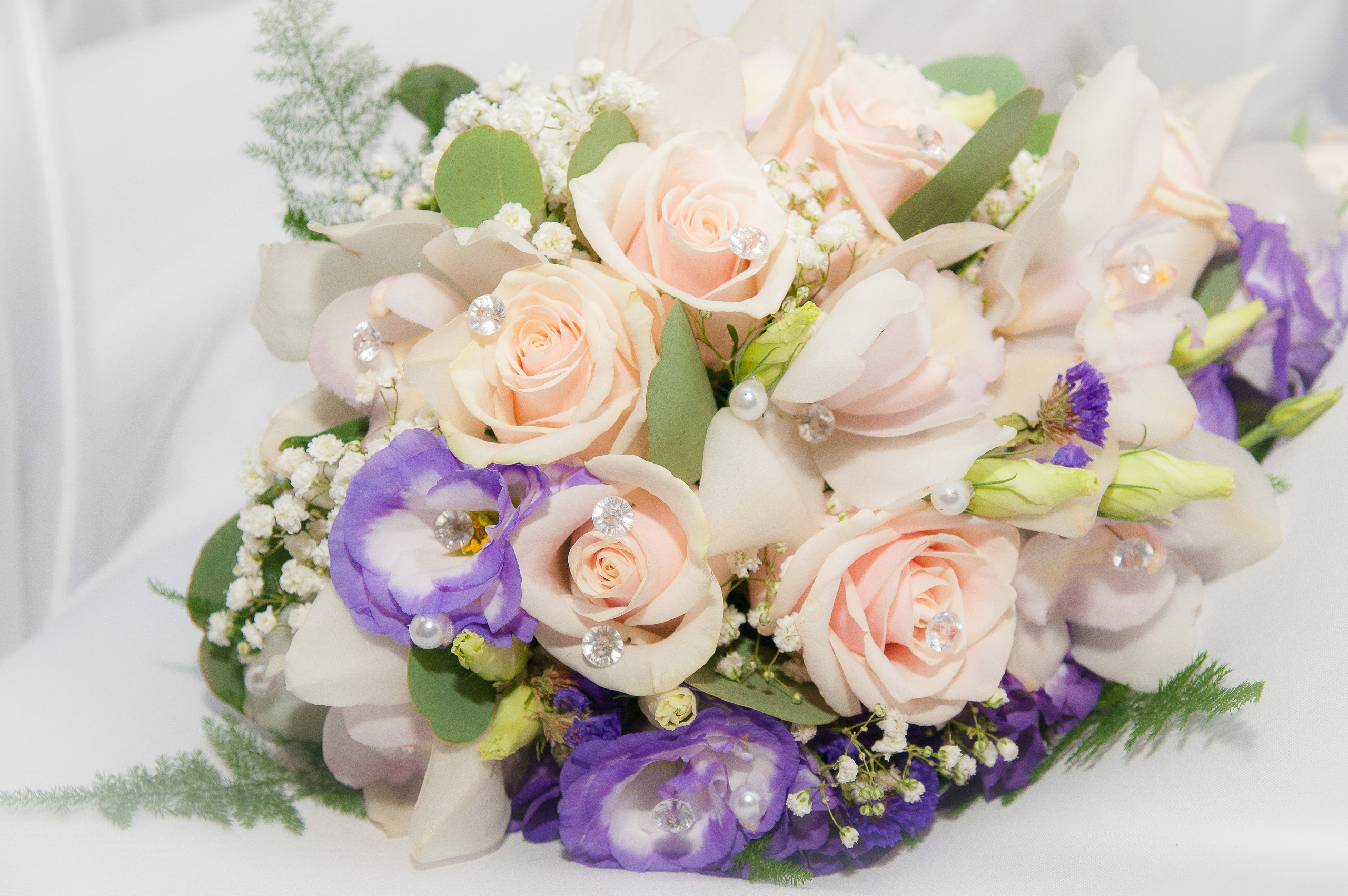 Свадебный букет из фиолетовых и бежевых цветов