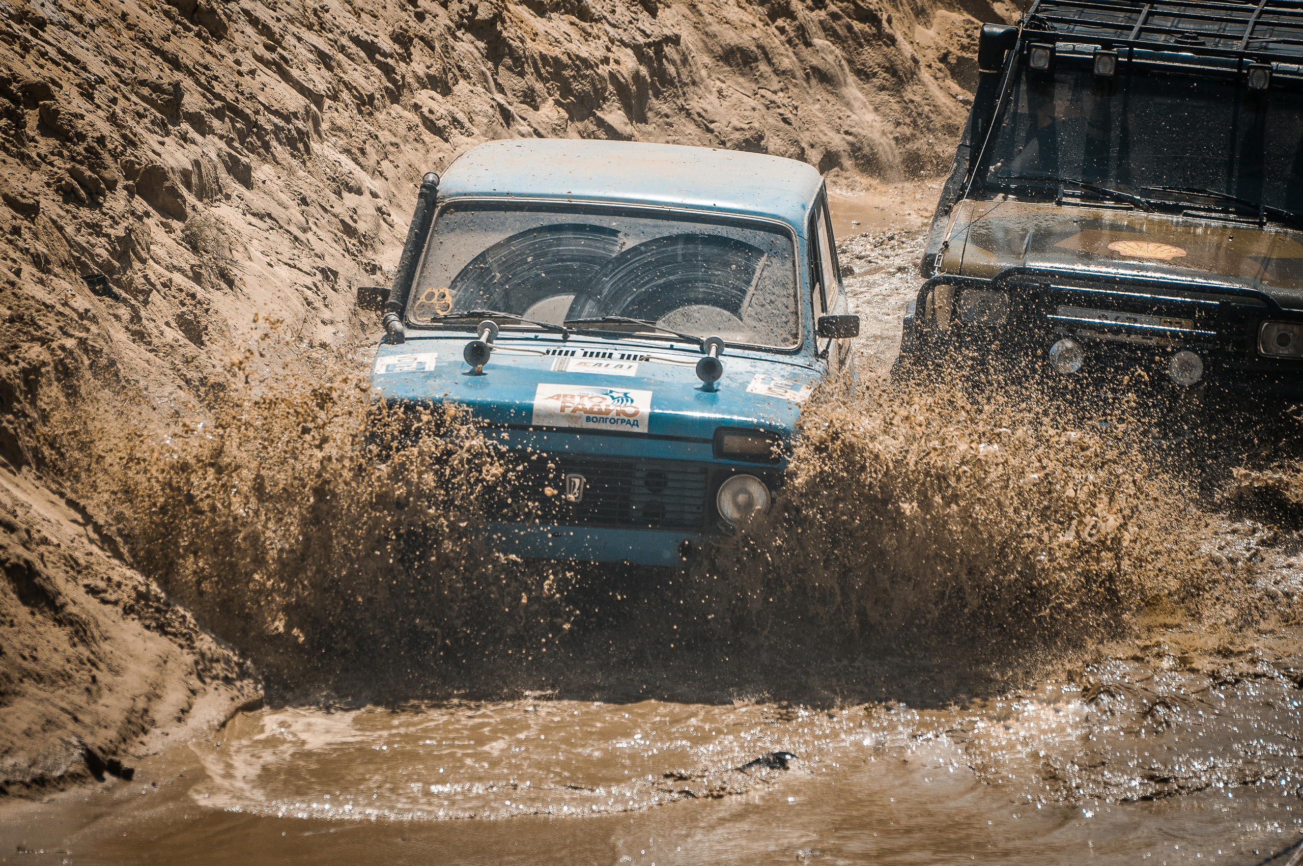 Нива едет по воде, разбрызгивая брызги