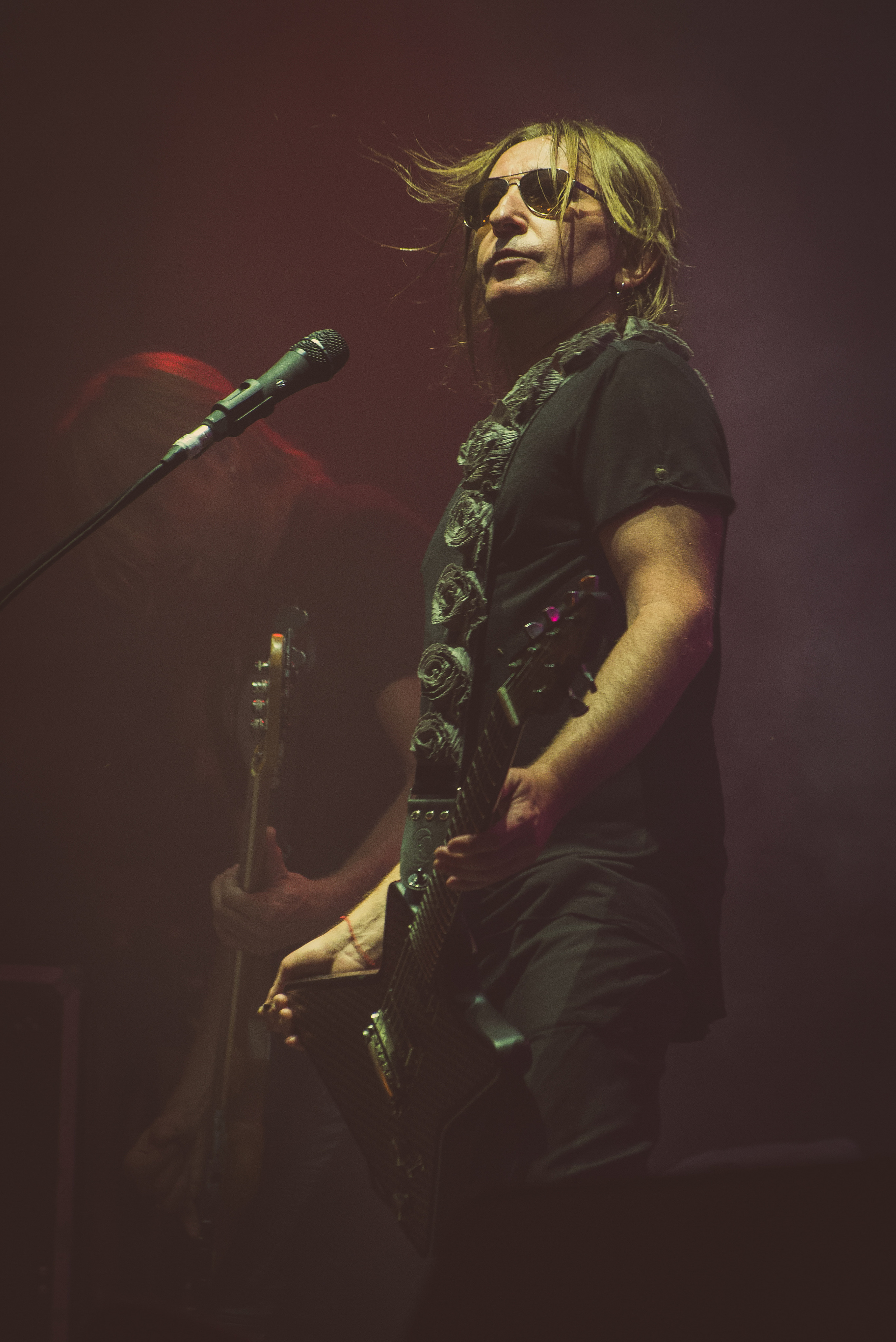 Шура Би-2 на концерте у микрофона