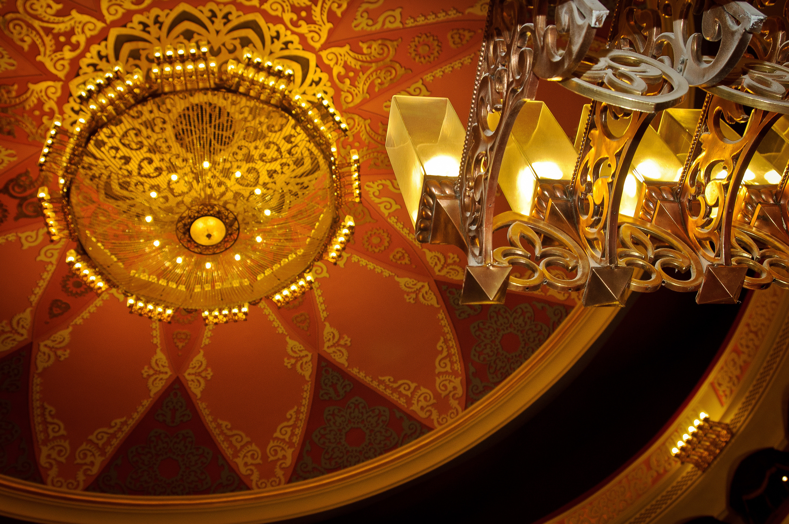 Красивые люстры и светильники в зале астраханского театра