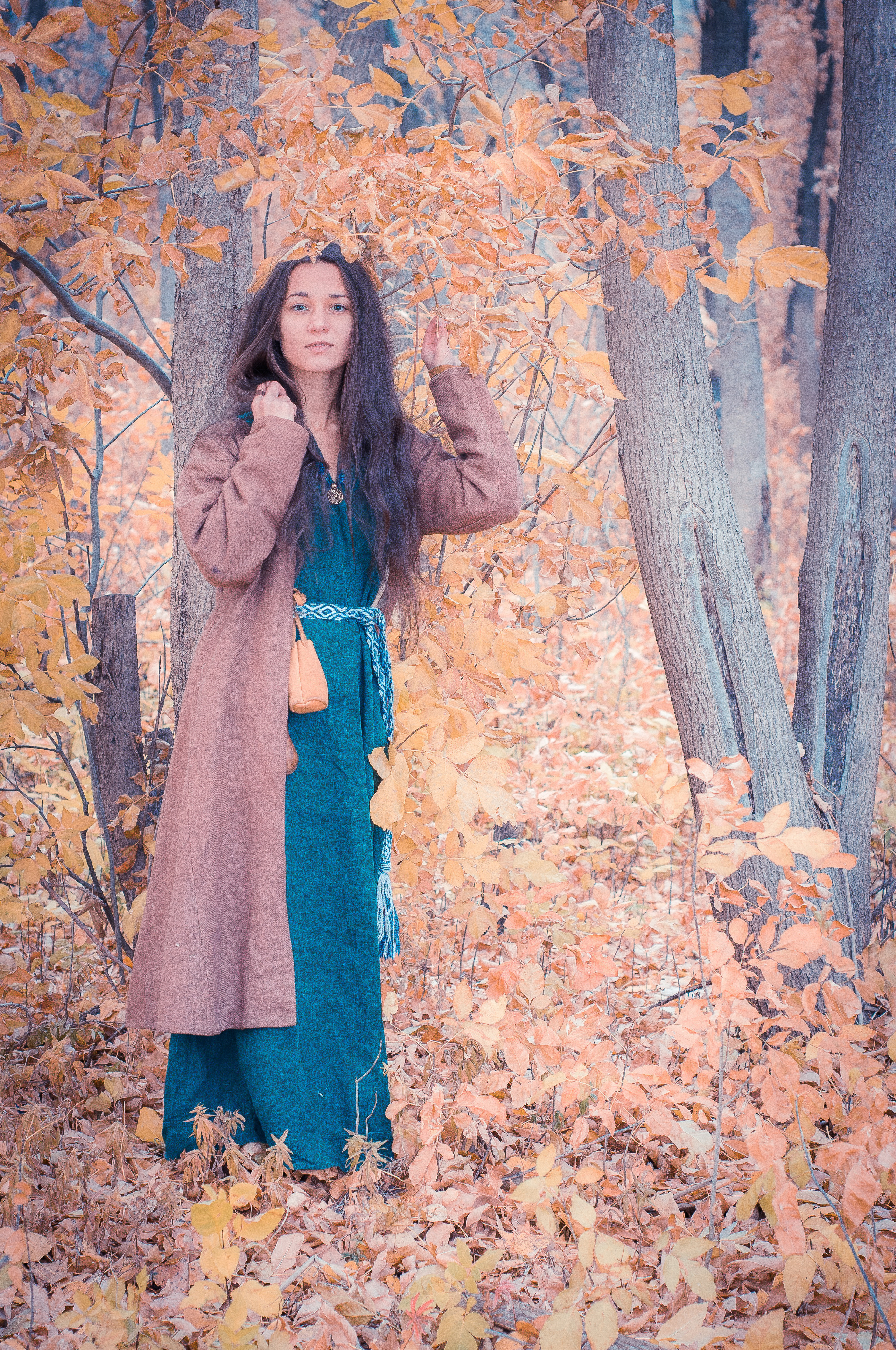 Девушка в осеннем лесу