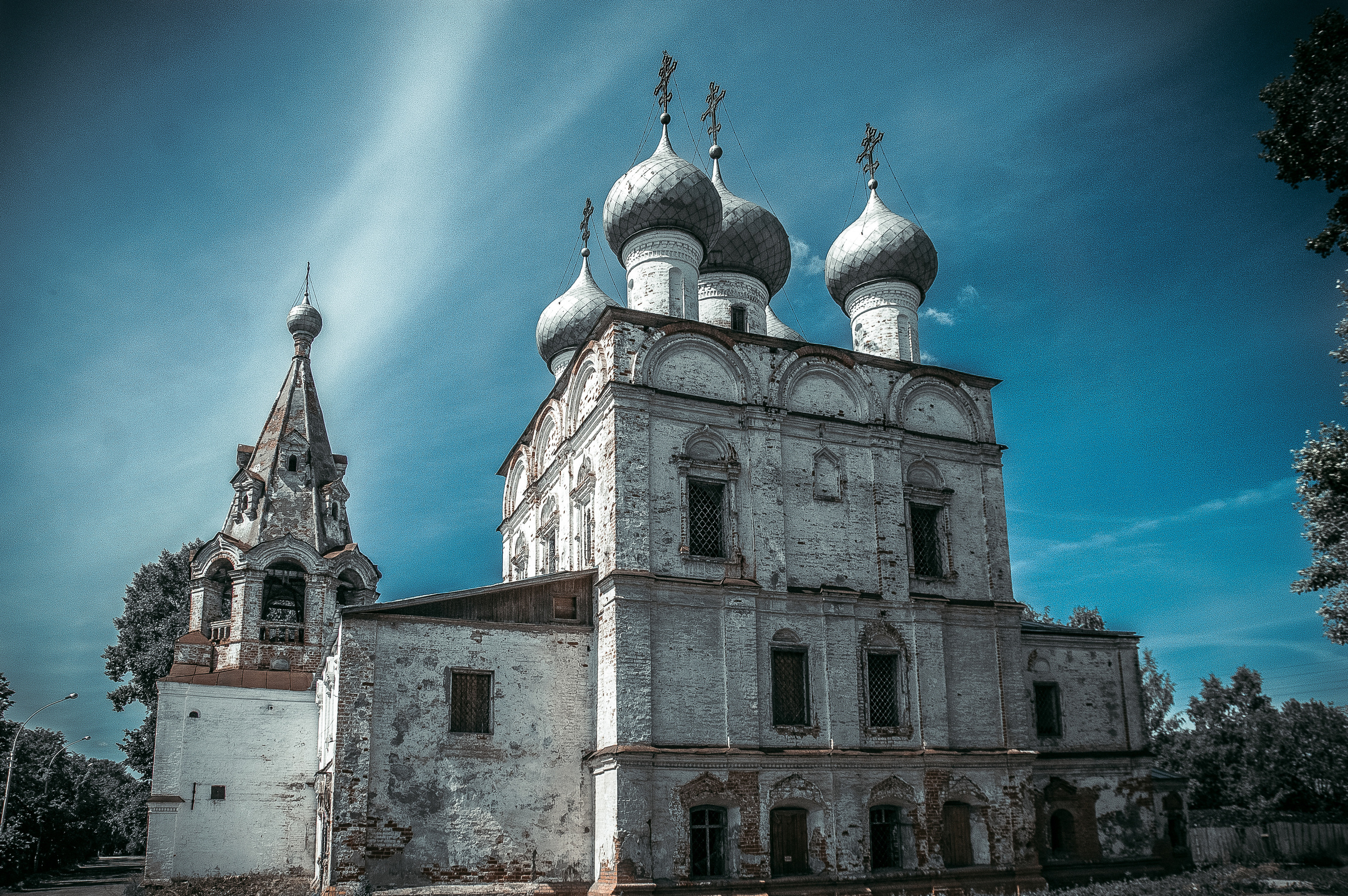 Старый храм с куполами в Вологде