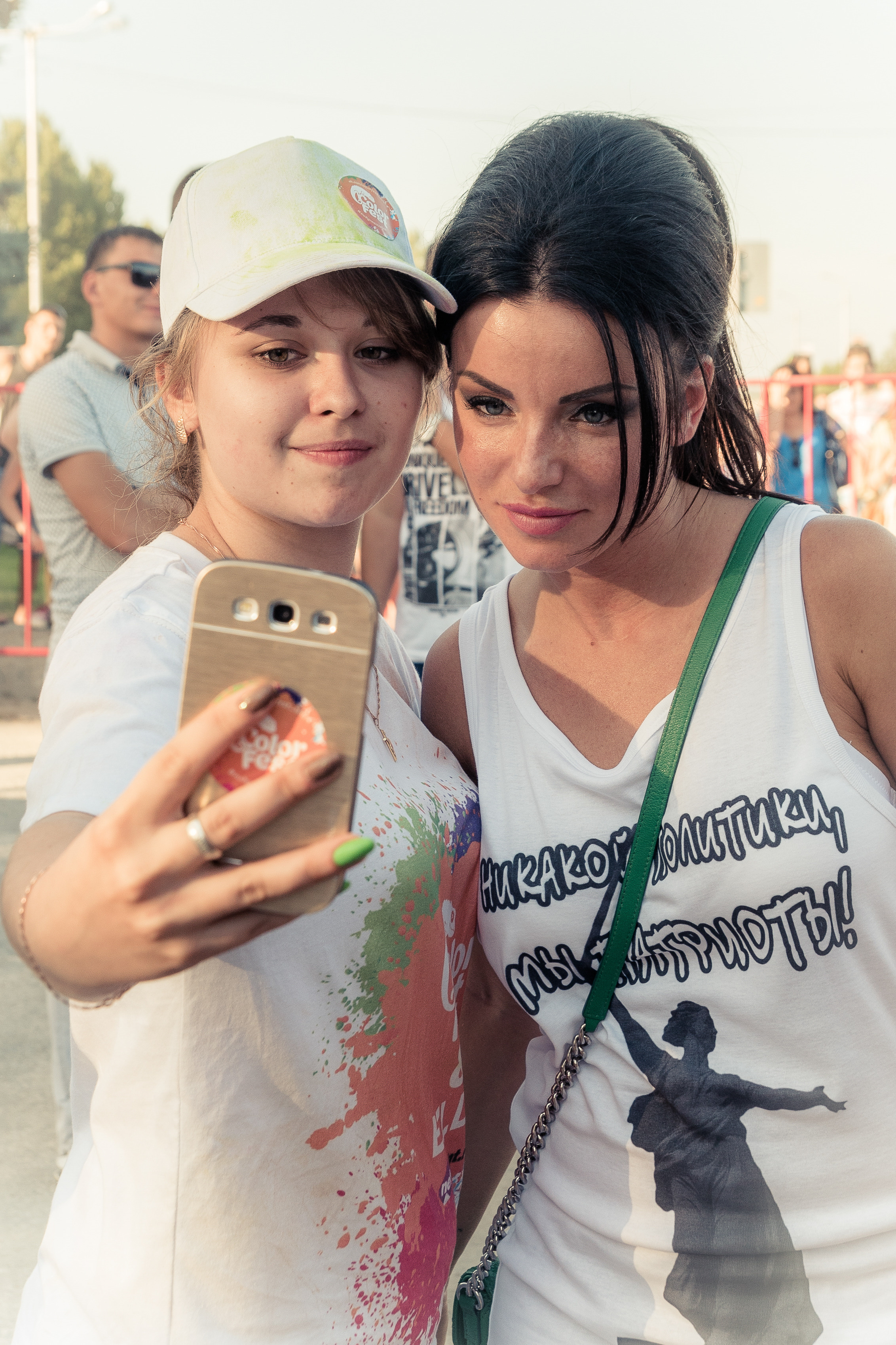 Участница группы "Тату" Юля Волкова делает селфи с фанаткой