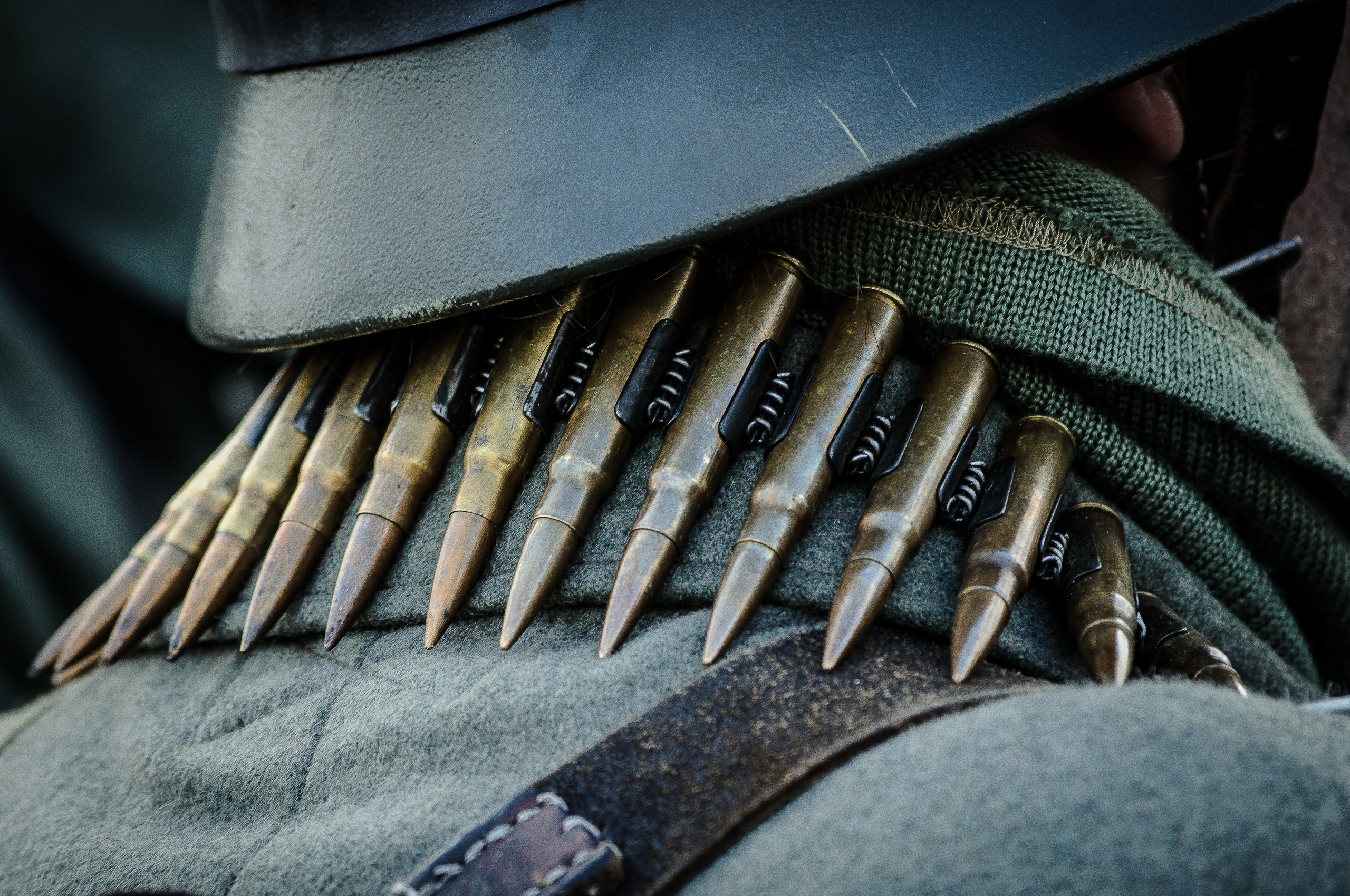 Лента патронов висит на шее немецкого солдата