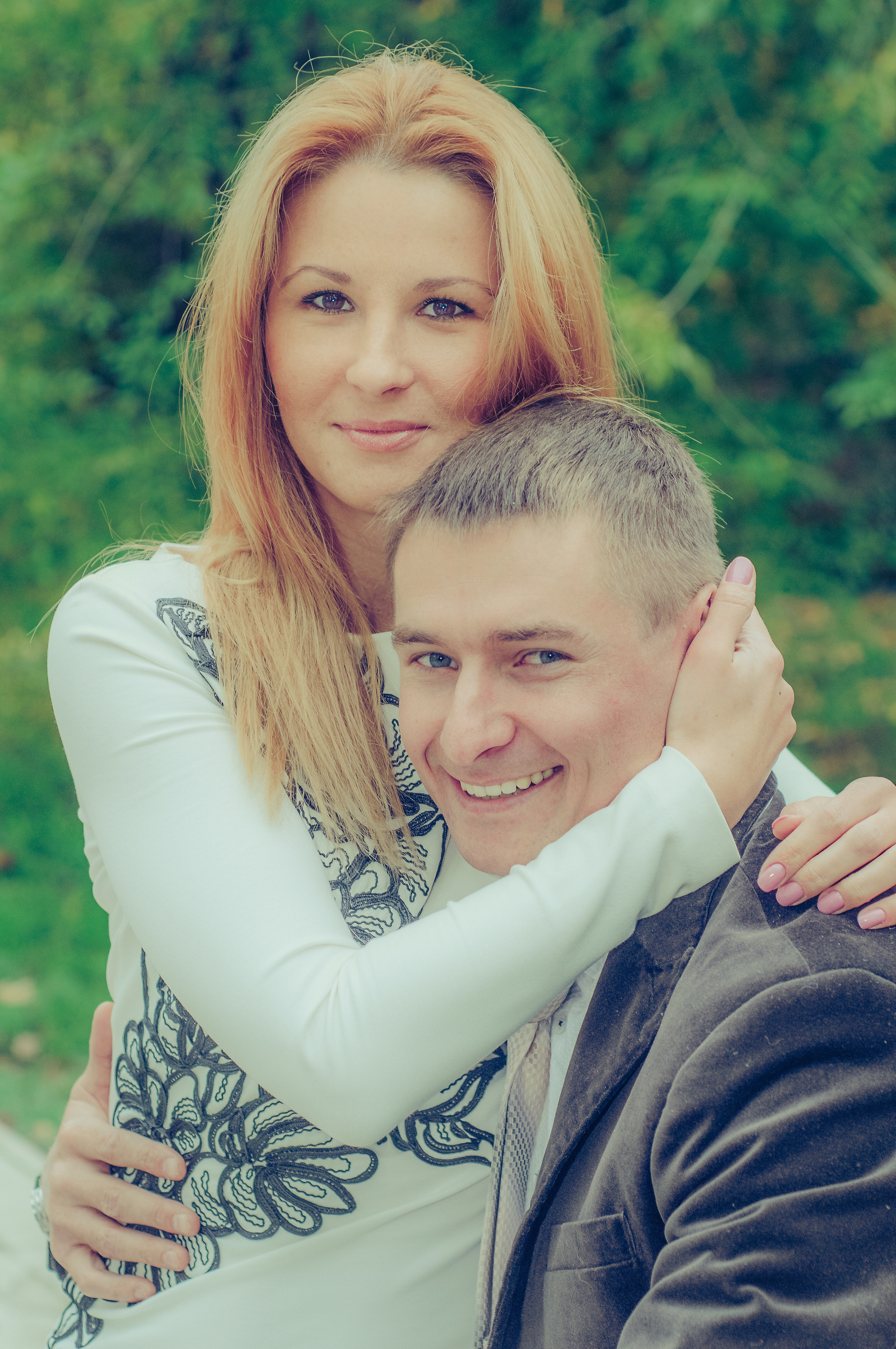 Влюблённая пара в парке