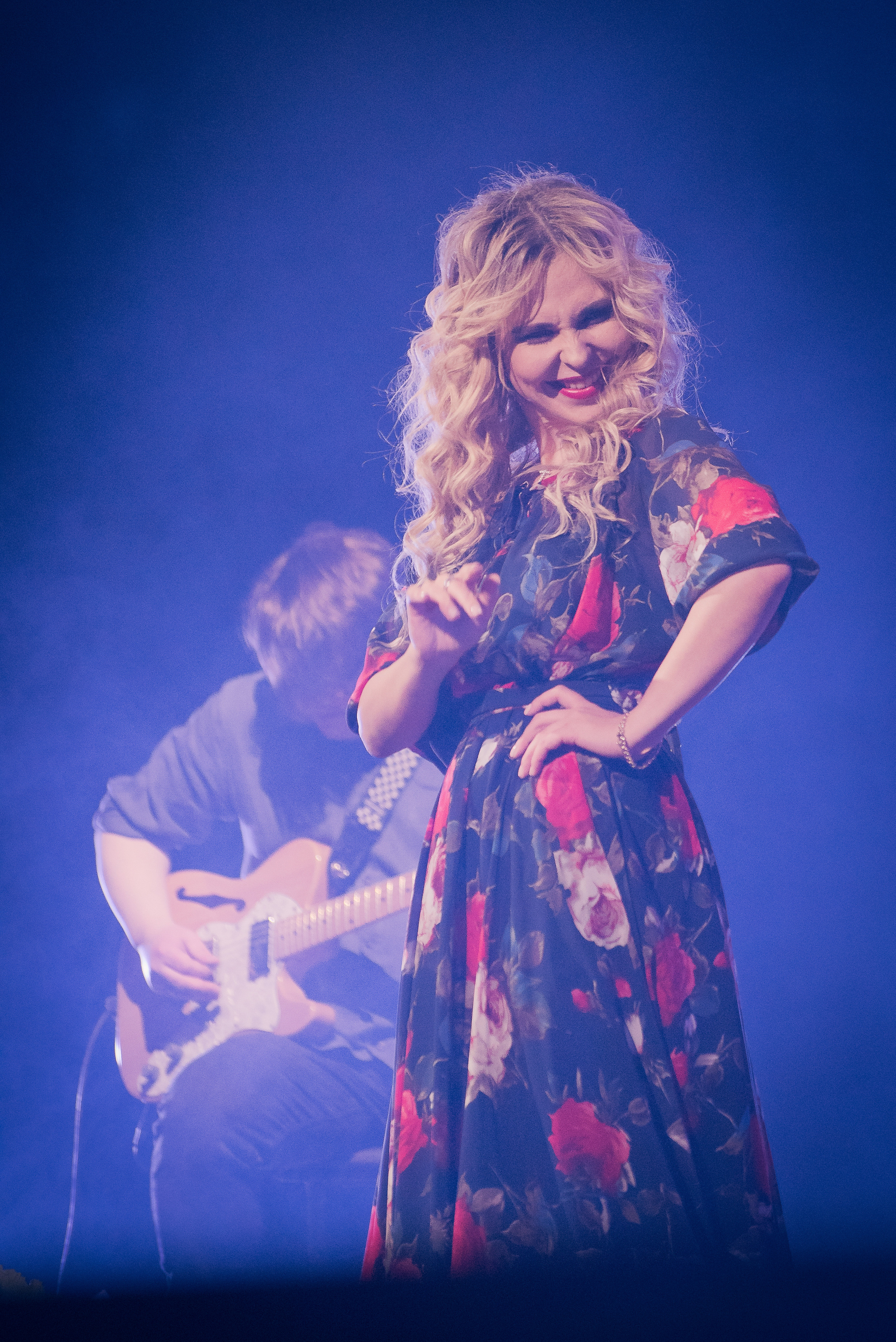 Пелагея в платье с маками улыбается