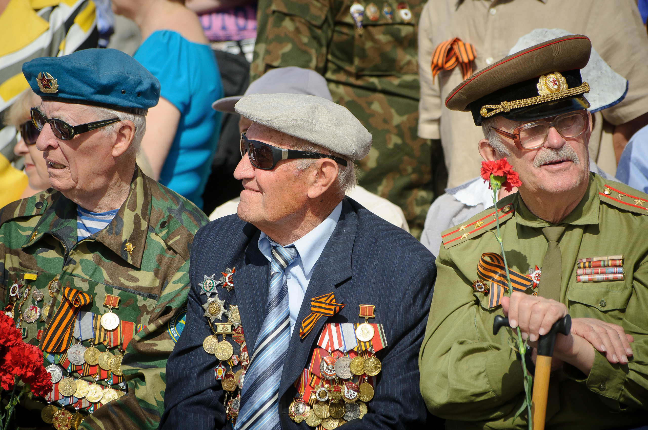 Ветераны с медалями и орденами на параде