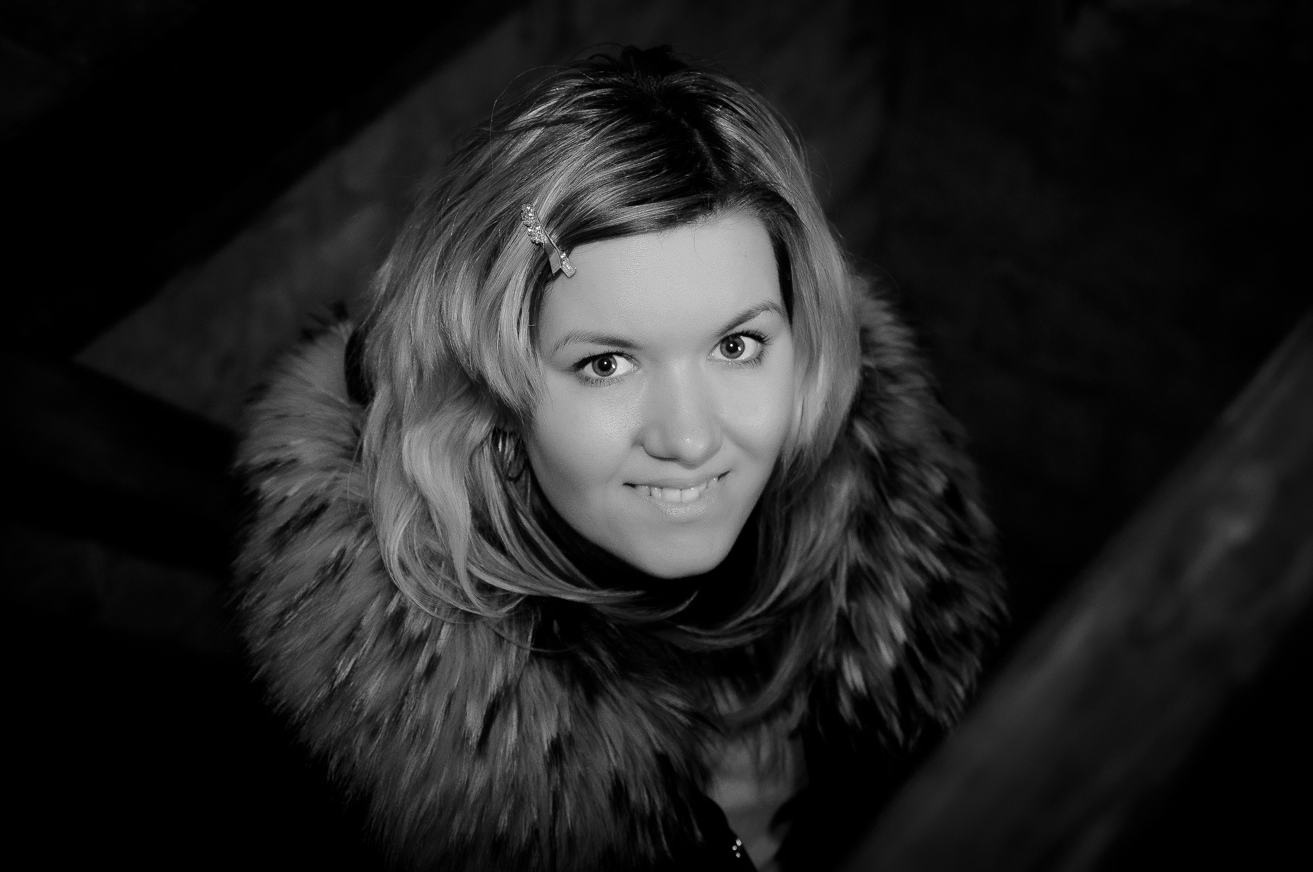 Девушка в шубе с пушистым воротником смотрит вверх