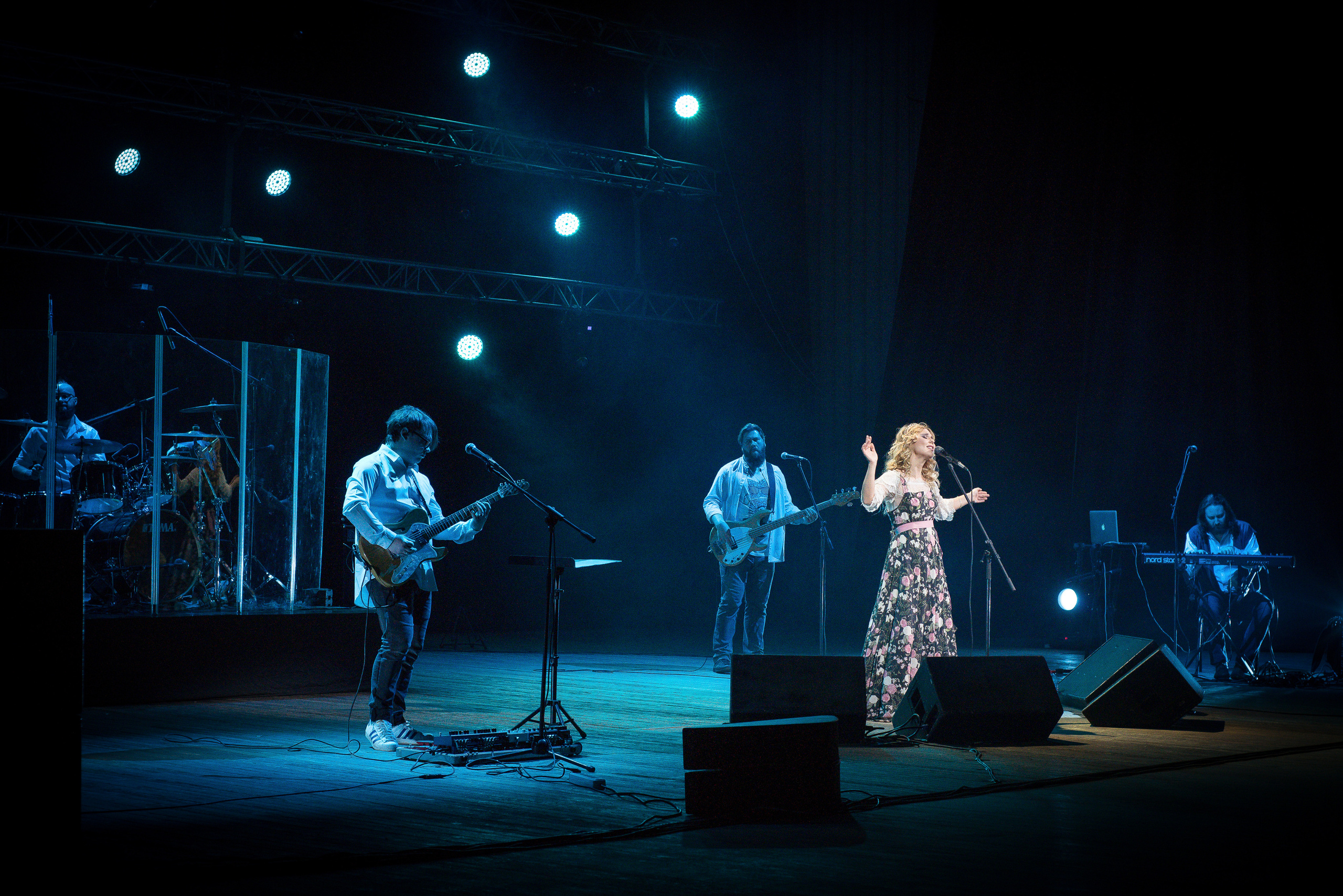 Пелагея и другие участники группы на сцене во время концерта