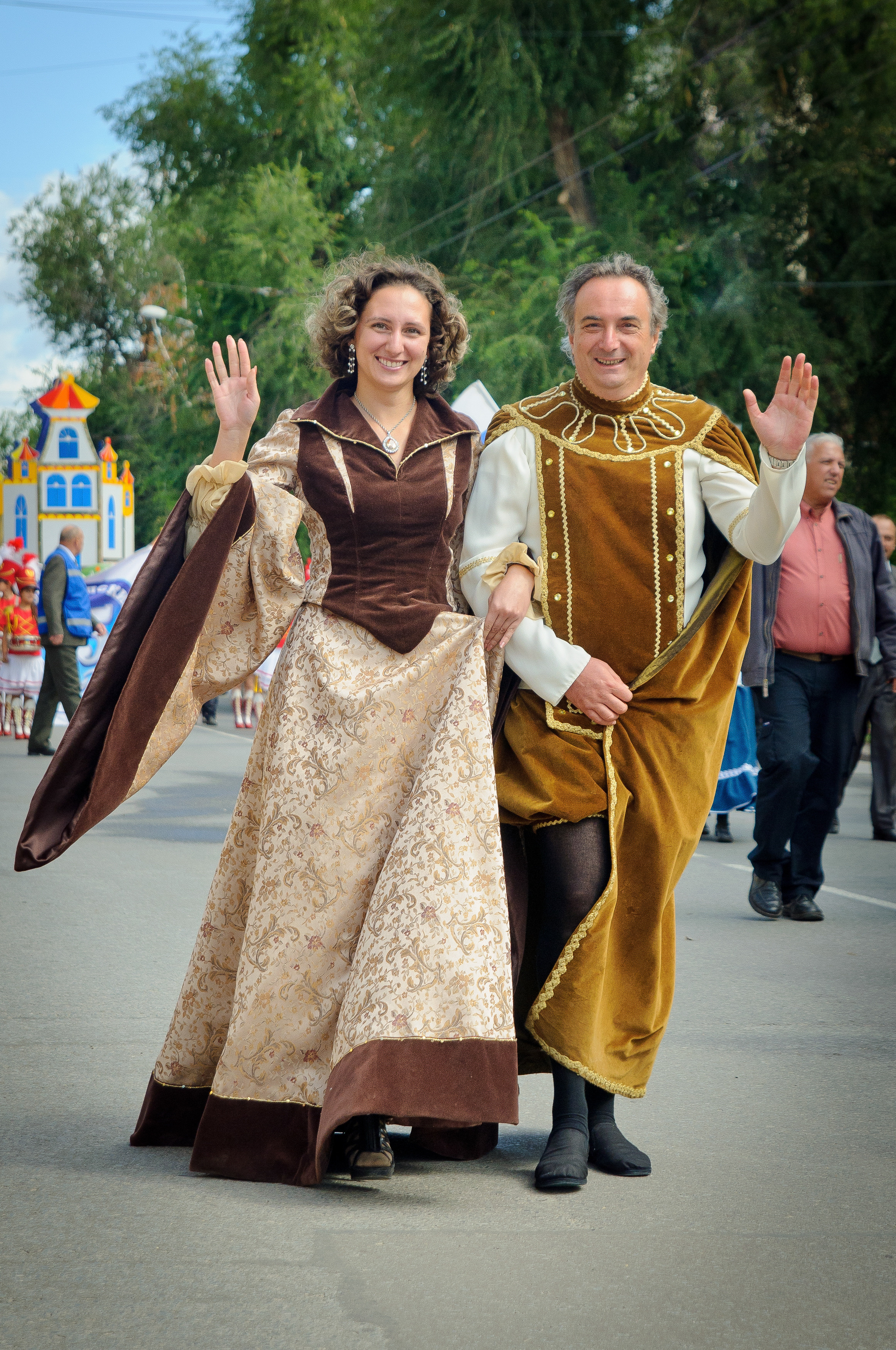 Мужчина и женщина в исторических костюмах