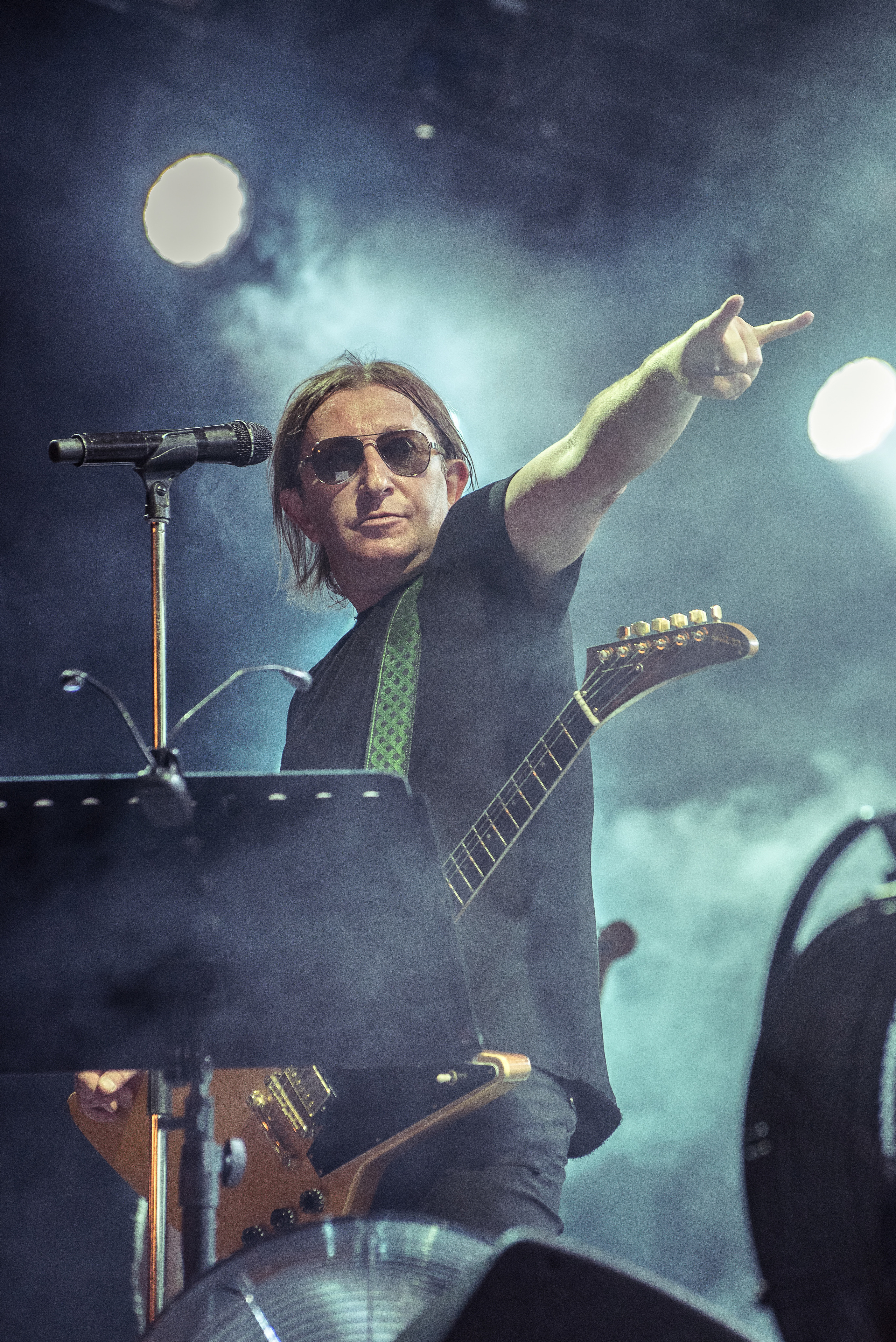 Шура Би-2 показывает "козу" на концерте