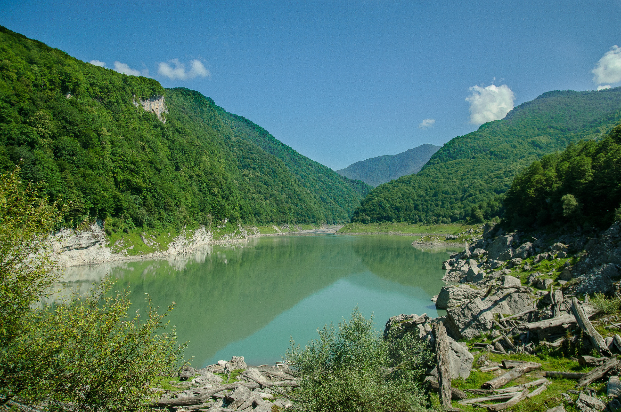 Высокогорное озеро Амткел в Абхазии