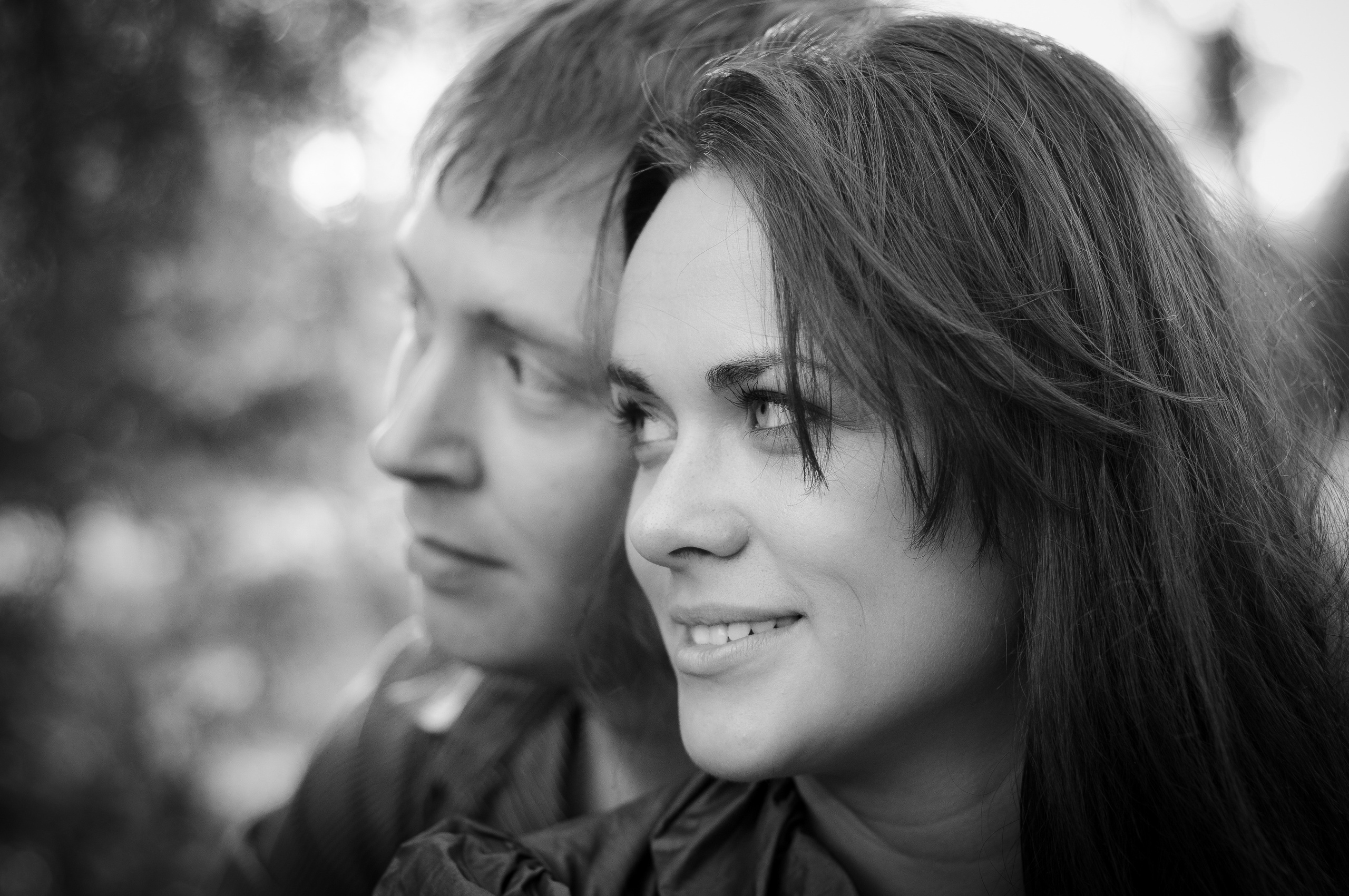 Мужчина и женщина сидят спиной к друг другу и смотрят в одну сторону