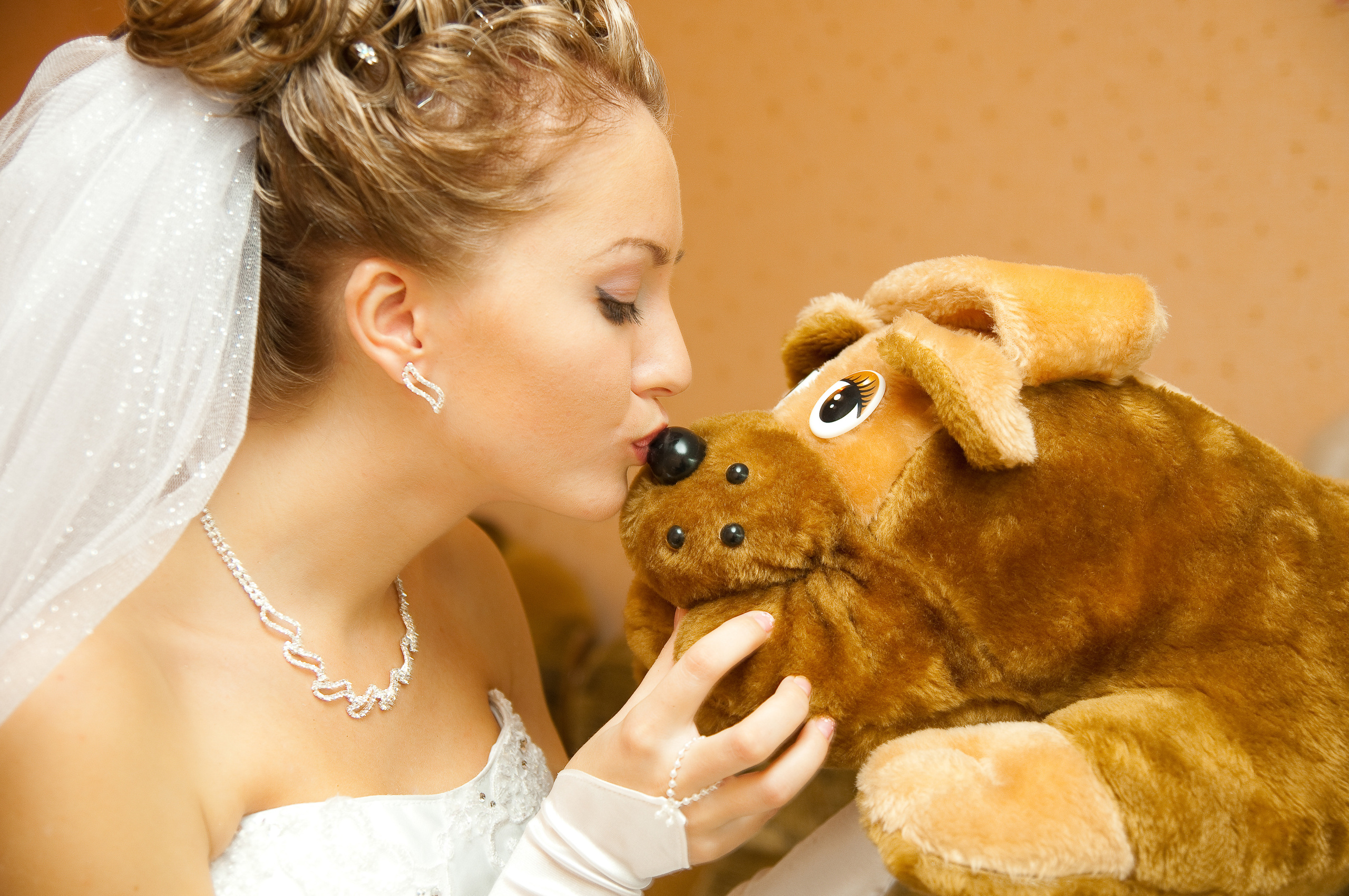Невеста целует мягкую игрушку в нос