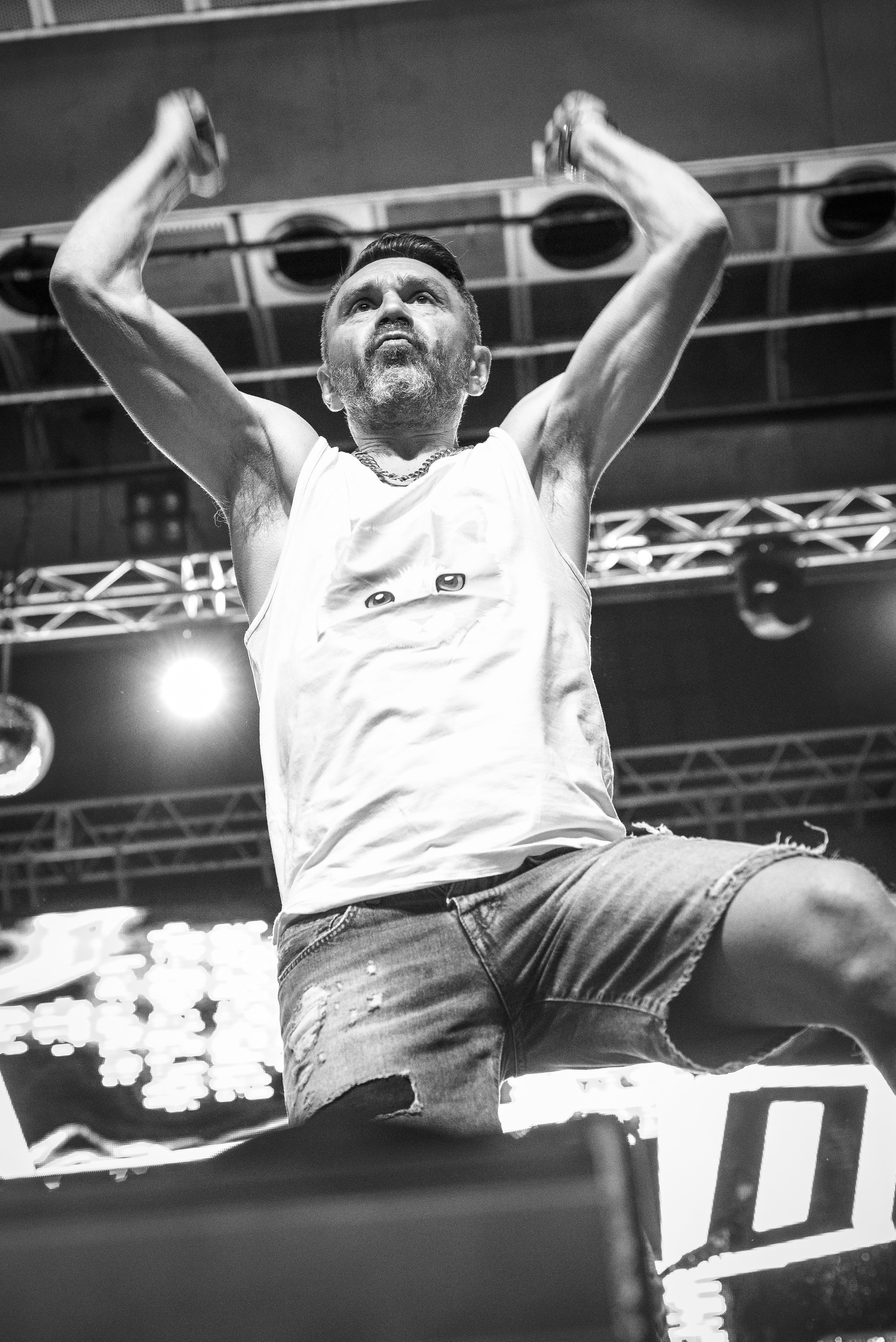 Сергей Шнуров с поднятыми руками на концерте