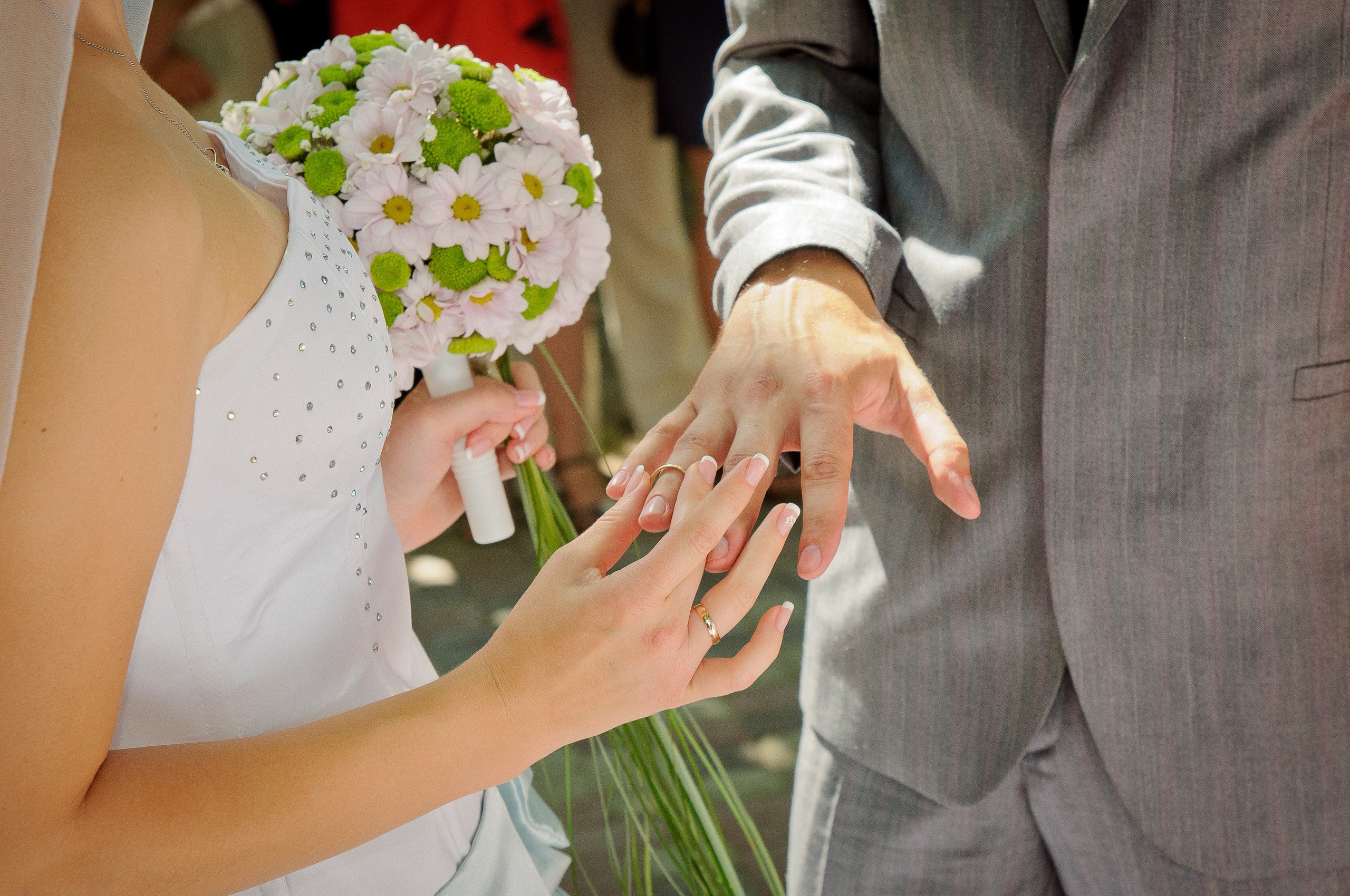 Невеста надевает жениху обручальное кольцо