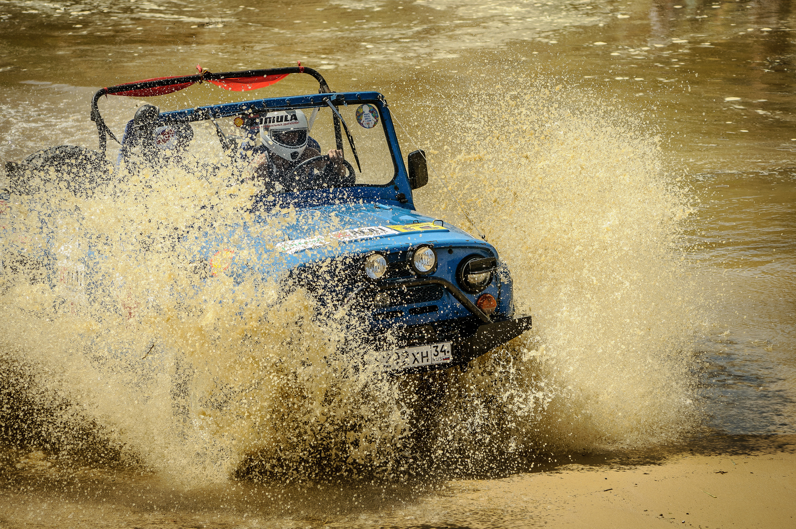 УАЗ едет по воде, из-под колёс летят брызги. "Генералы песчаных карьеров"
