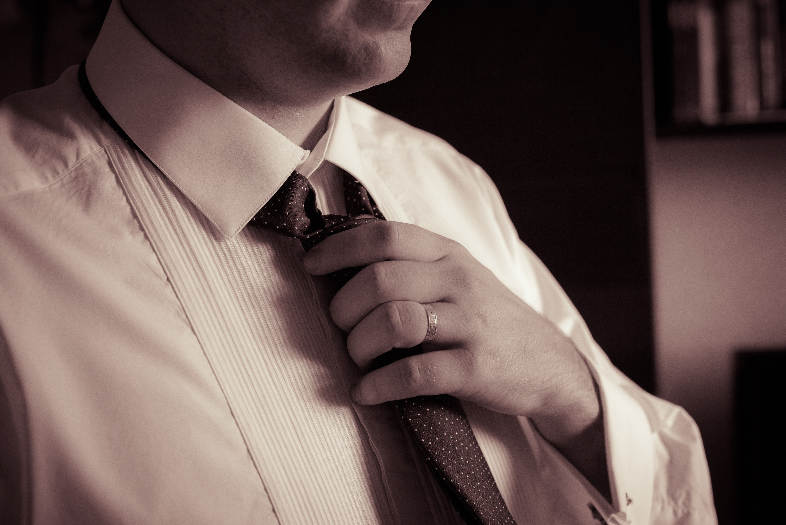 Мужчина поправляет свой галстук