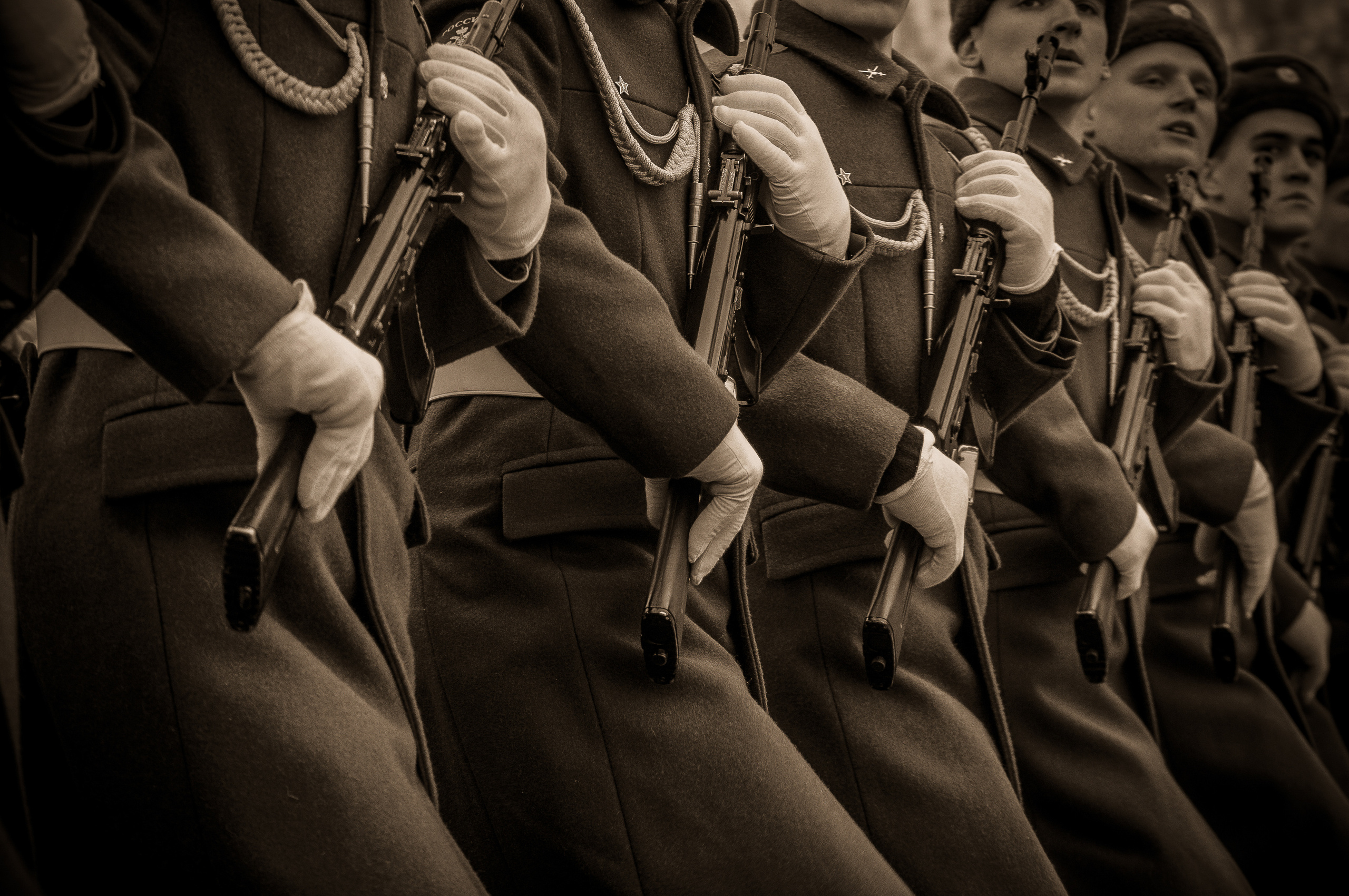 Шеренга солдат идёт на параде с оружием в руках