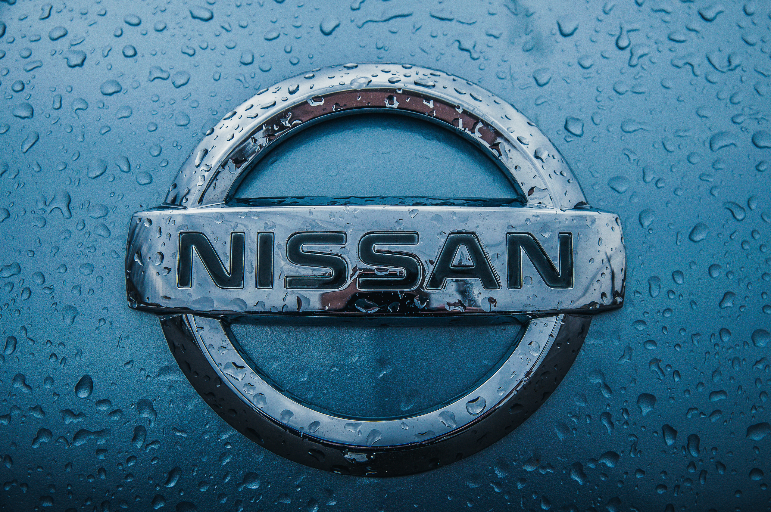 Эмблема Nissan с каплями дождя