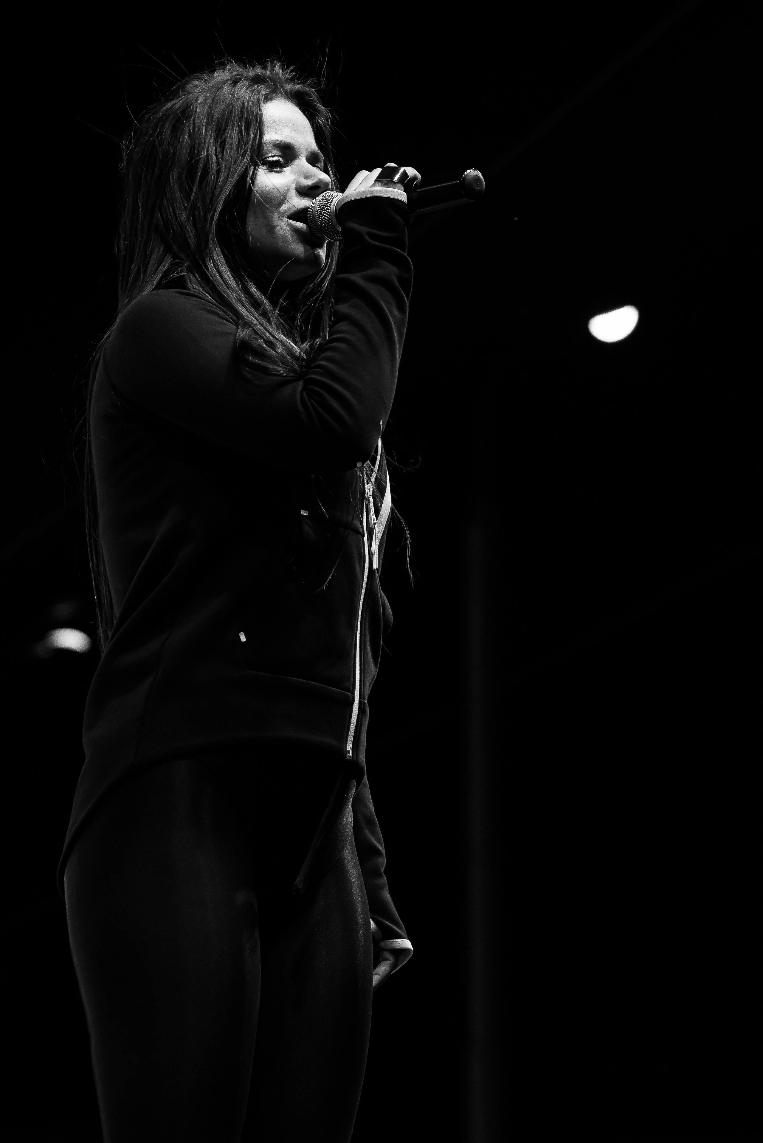 Певица Бьянка выступает на сцене