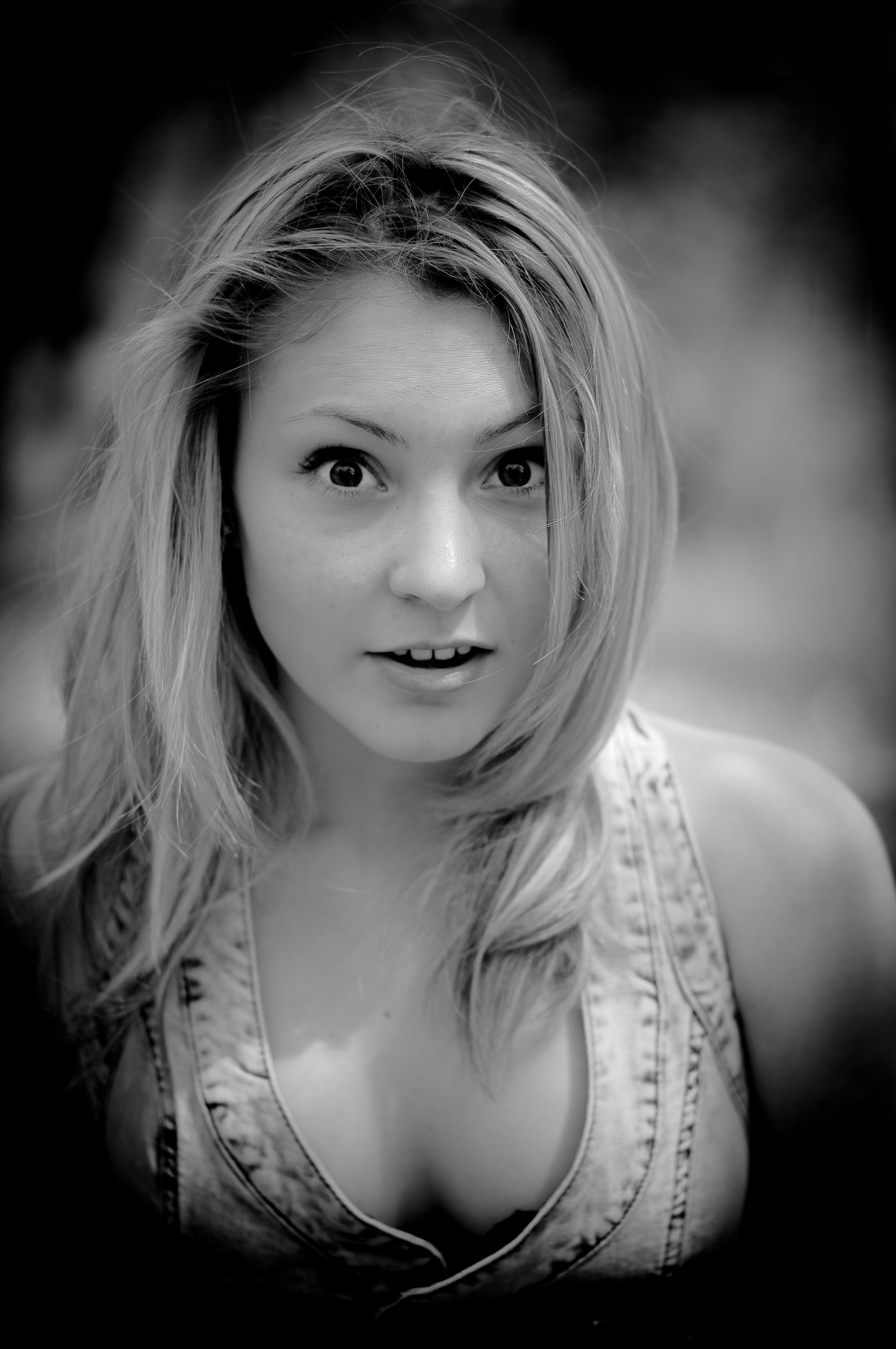 Удивленная девушка