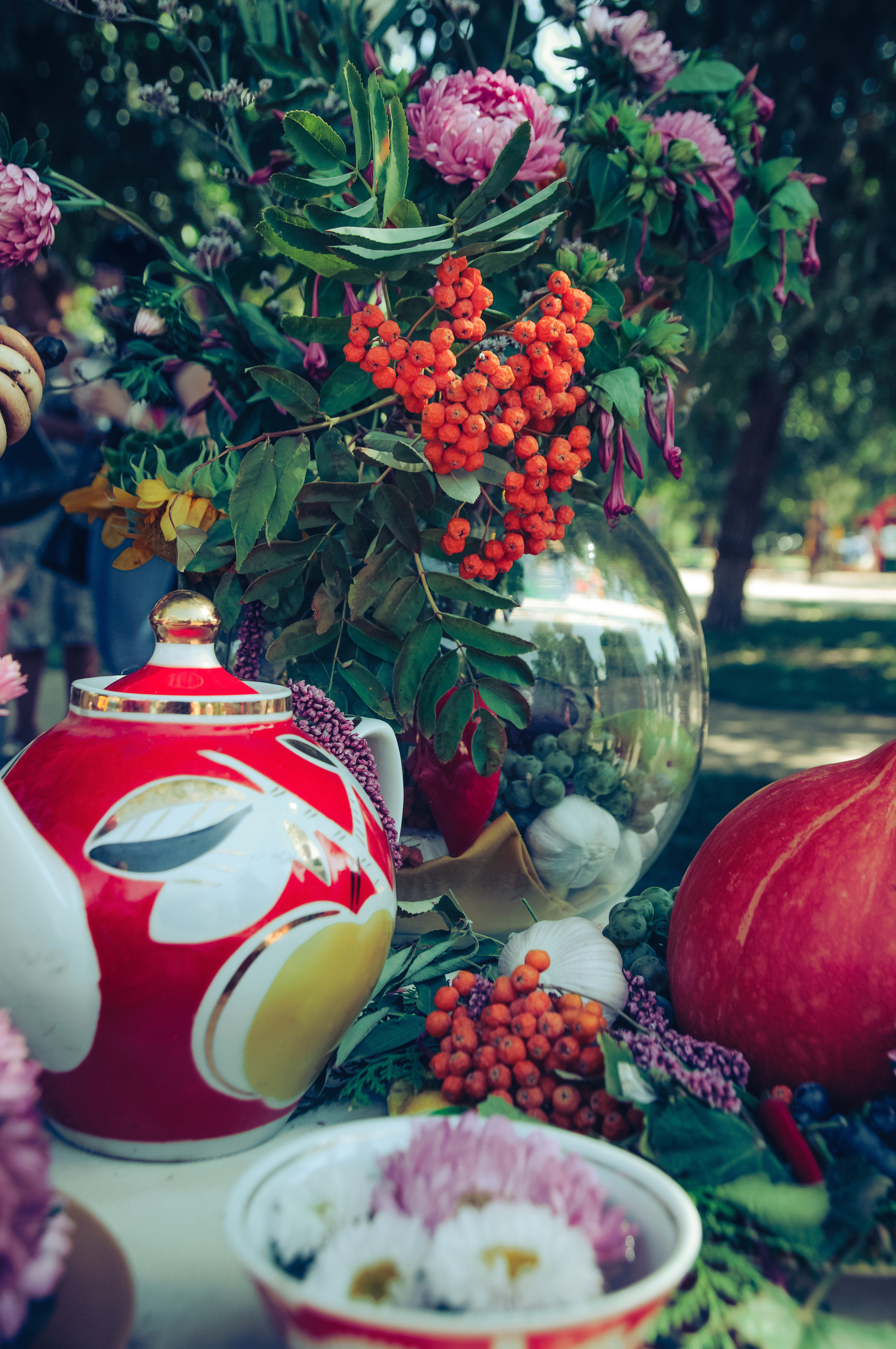 Фарфоровая посуда стоит на столе с букетом цветов