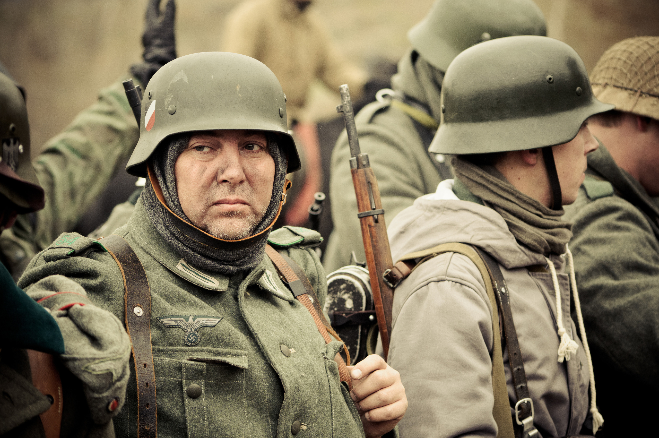 Немецкие солдаты в касках и с винтовками на плече