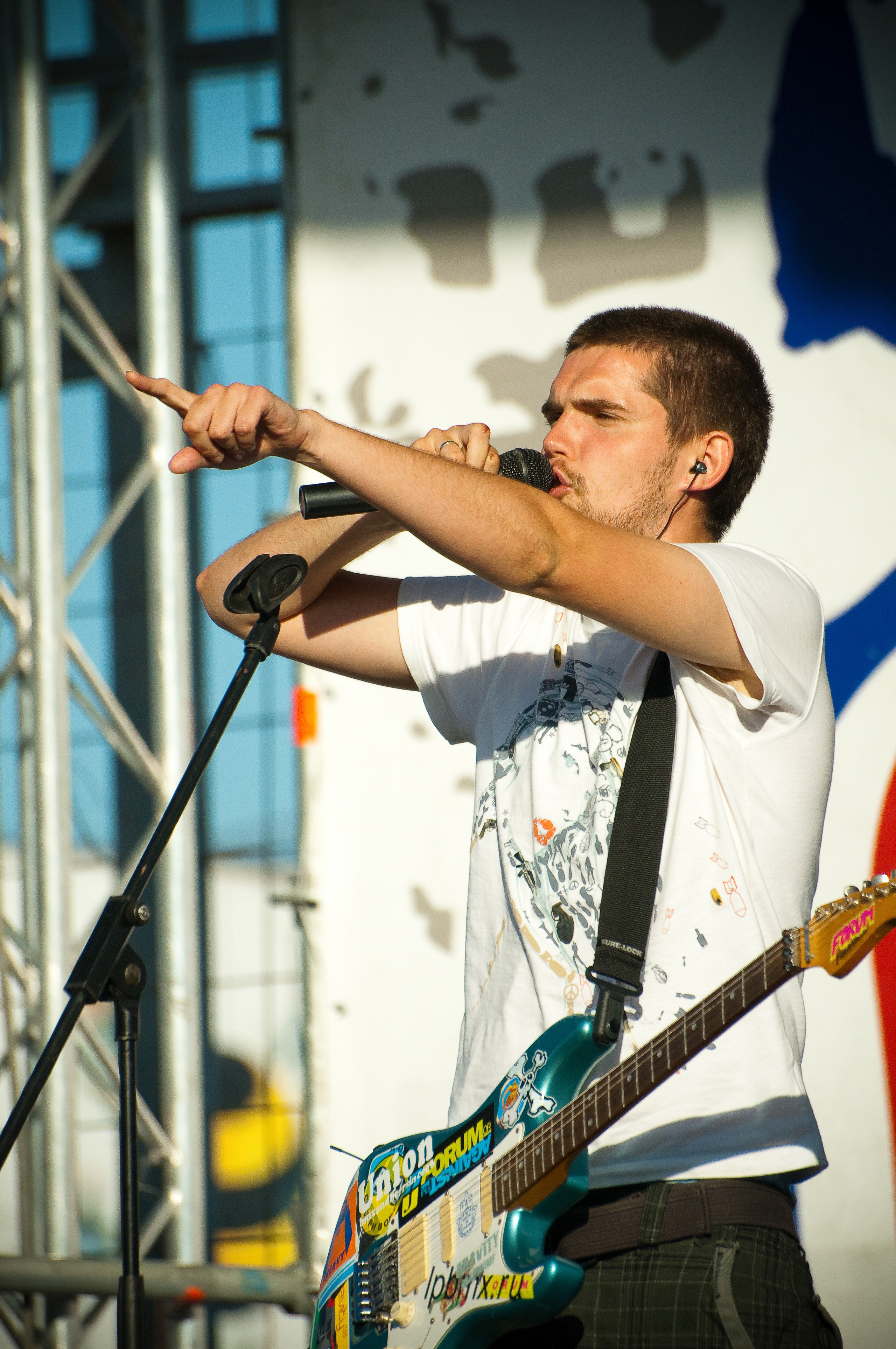 Noize MC указывает пальцем на зрителей на концерте