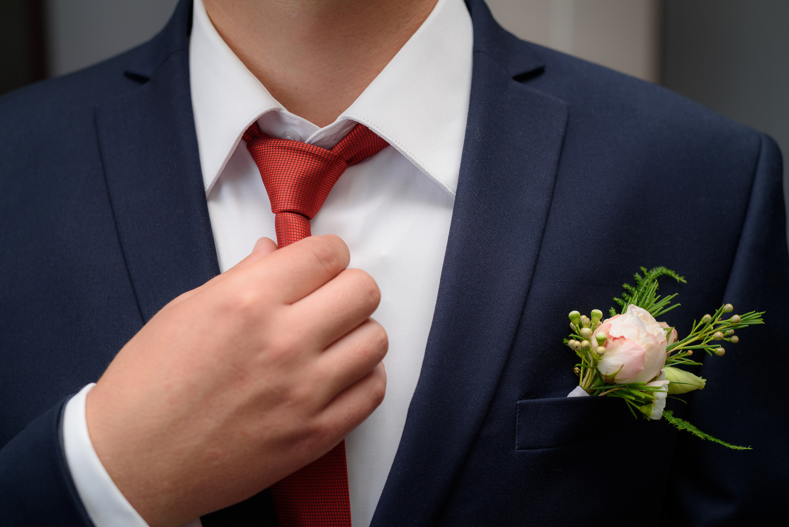 Жених поправляет красный галстук