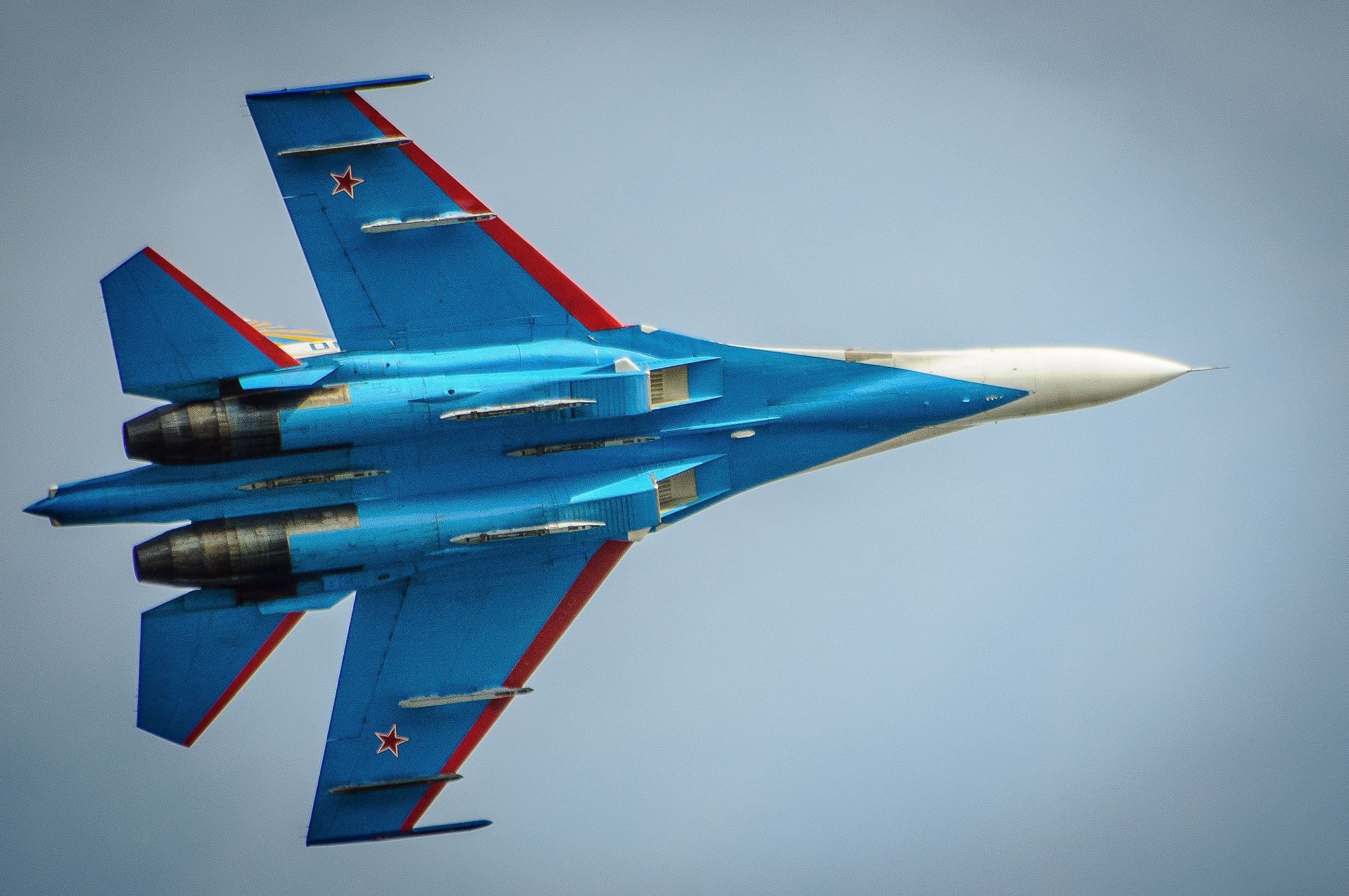 Низ самолета "Русских витязей" в небе крупным планом