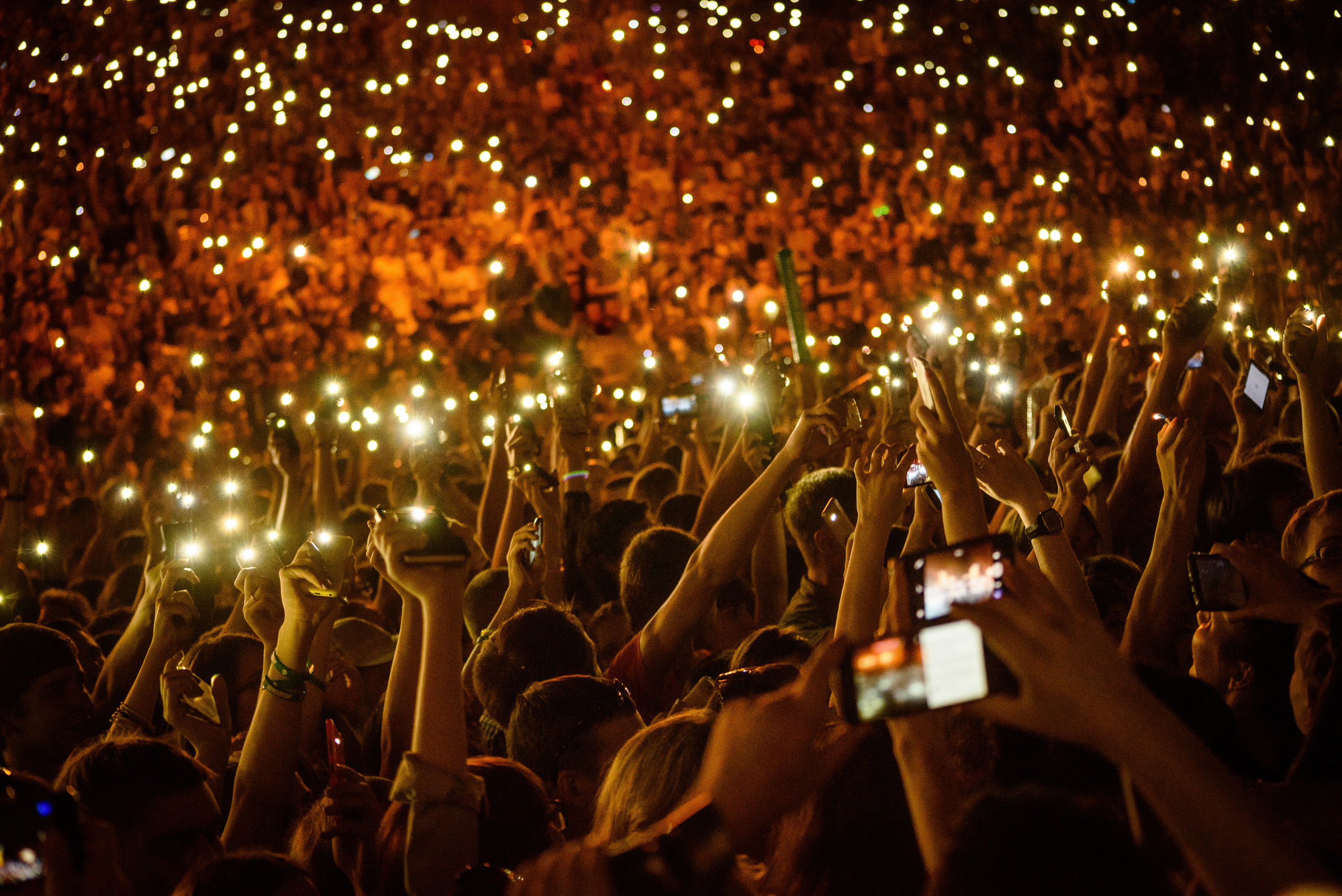 Зрители на концерте зажгли множество фонариков