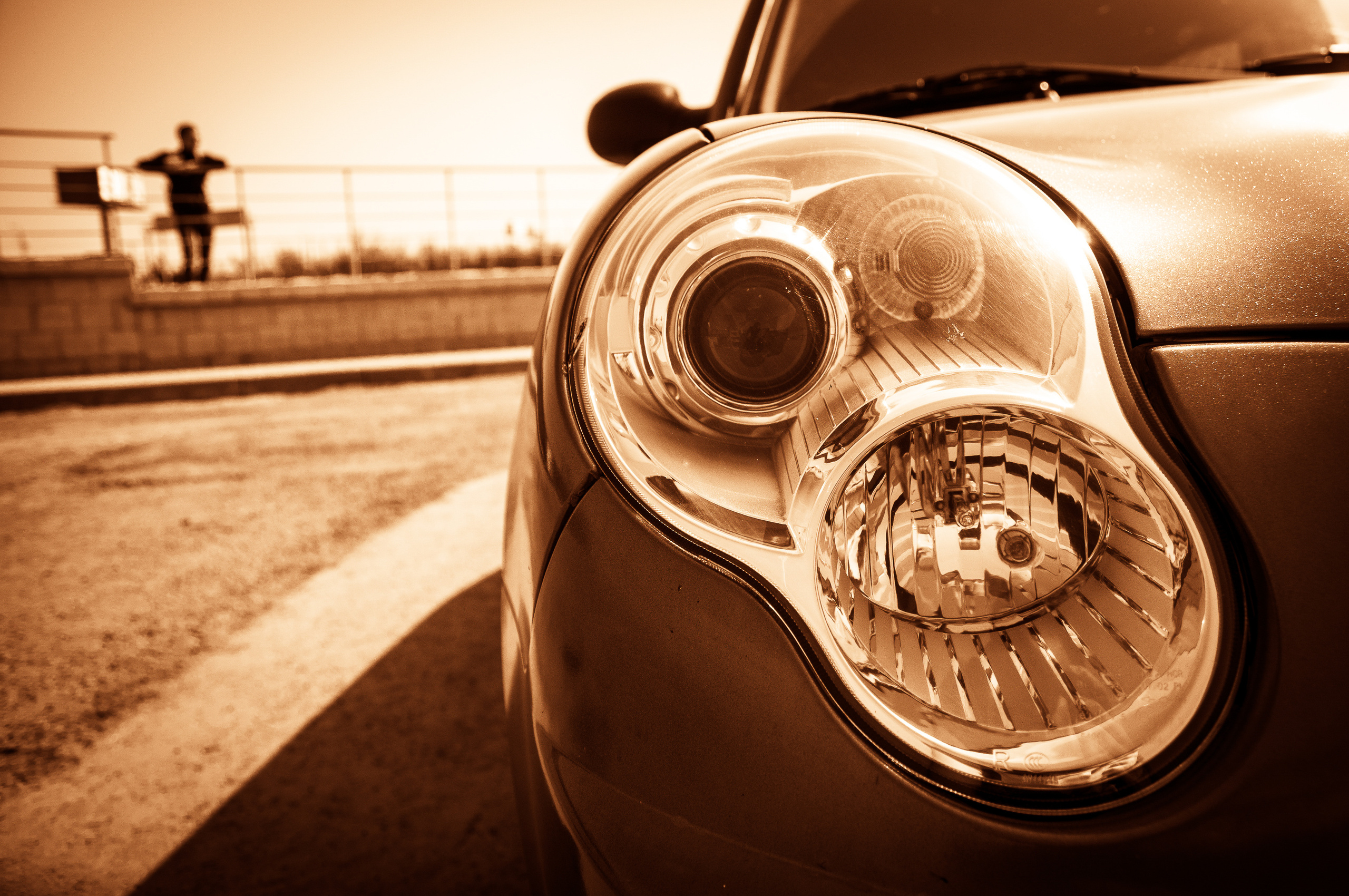 Передняя фара автомобиля крупным планом