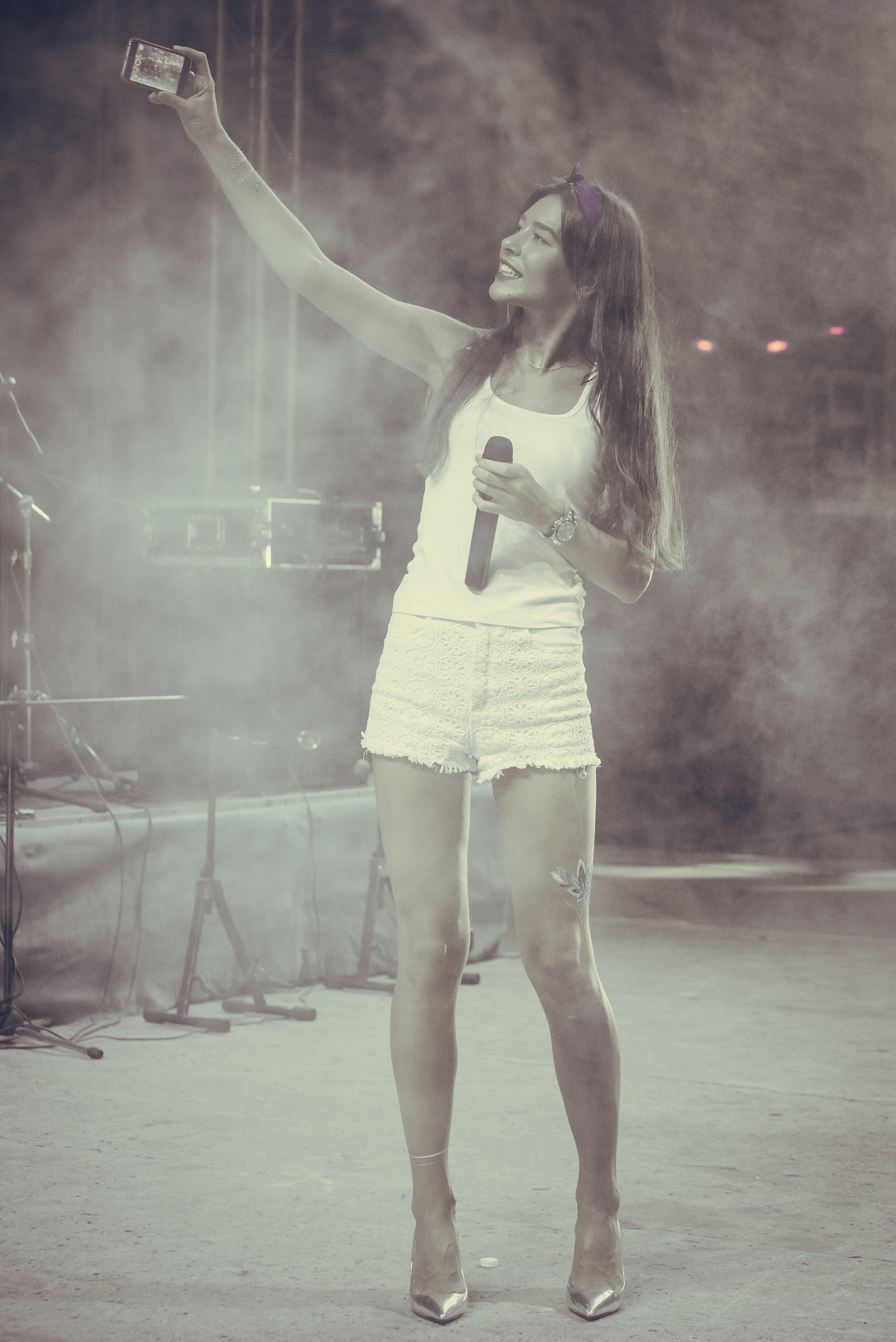 Солистка T-killah делает селфи на концерте