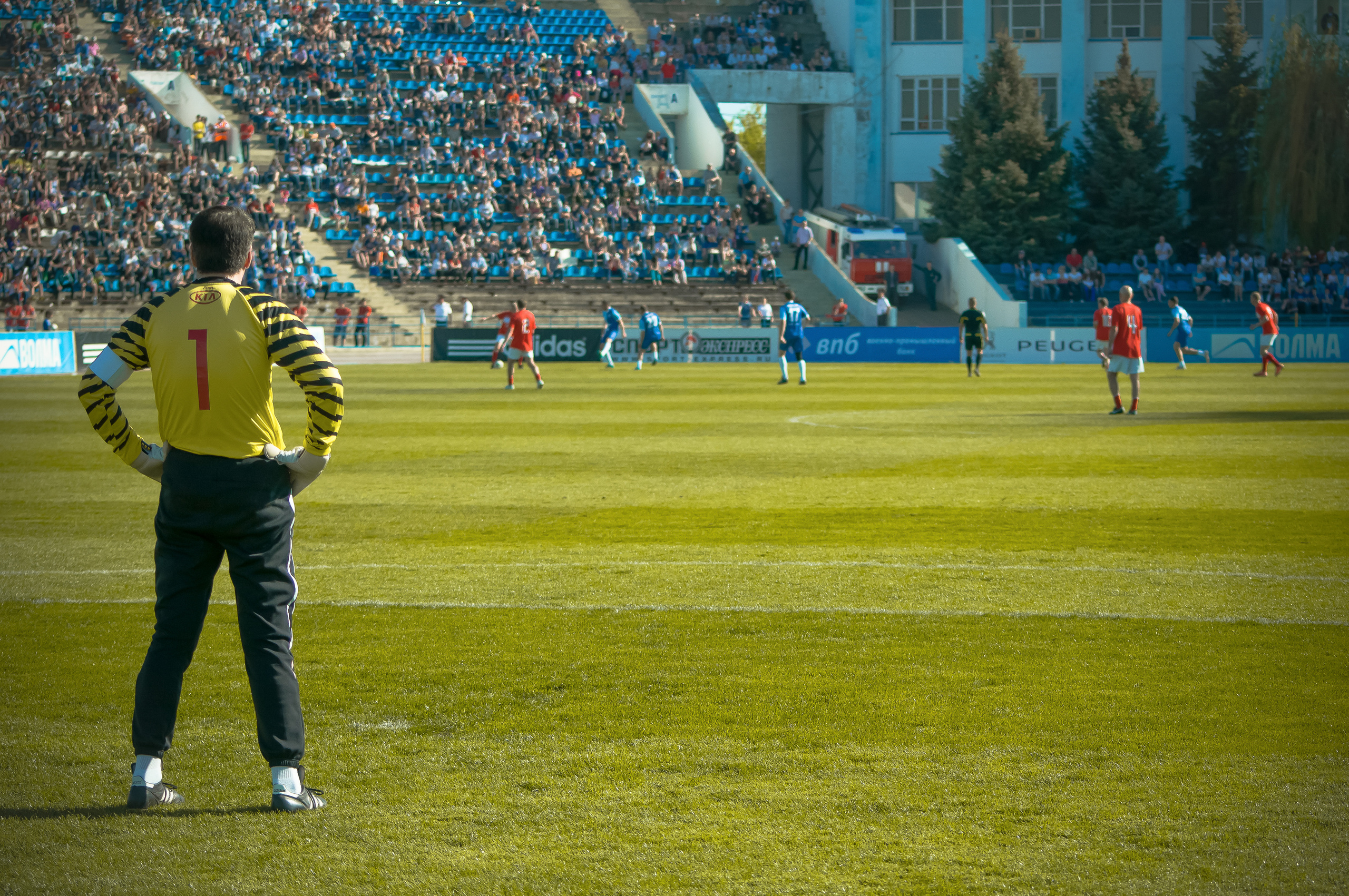 Ринат Дасаев стоит на воротах в товарищеском матче и наблюдает за игрой